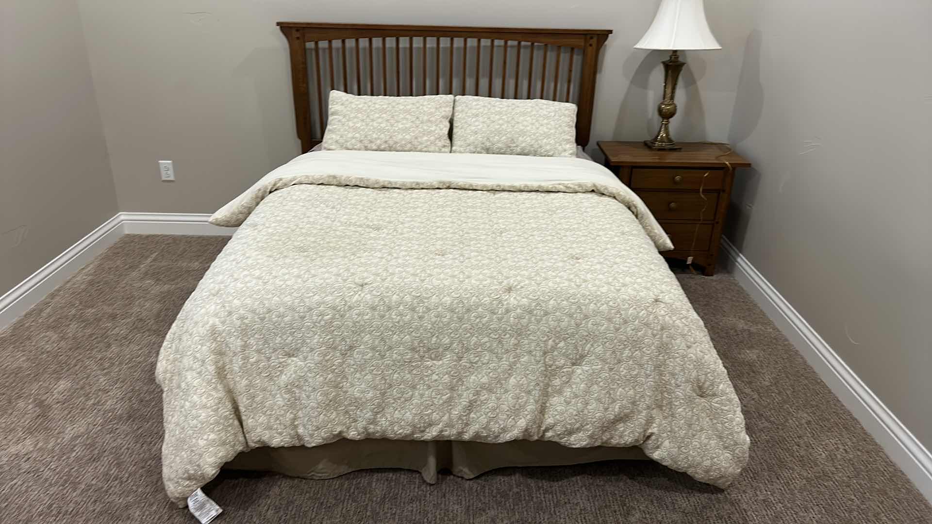 Photo 2 of ROYAL HERITAGE HOME 100% COTTON QUEEN COMFORTER, WAMSUTTA DREAM ZONE SHEET SET AND DUST RUFFLE ( ALL ELSE SOLD SEPARATELY)