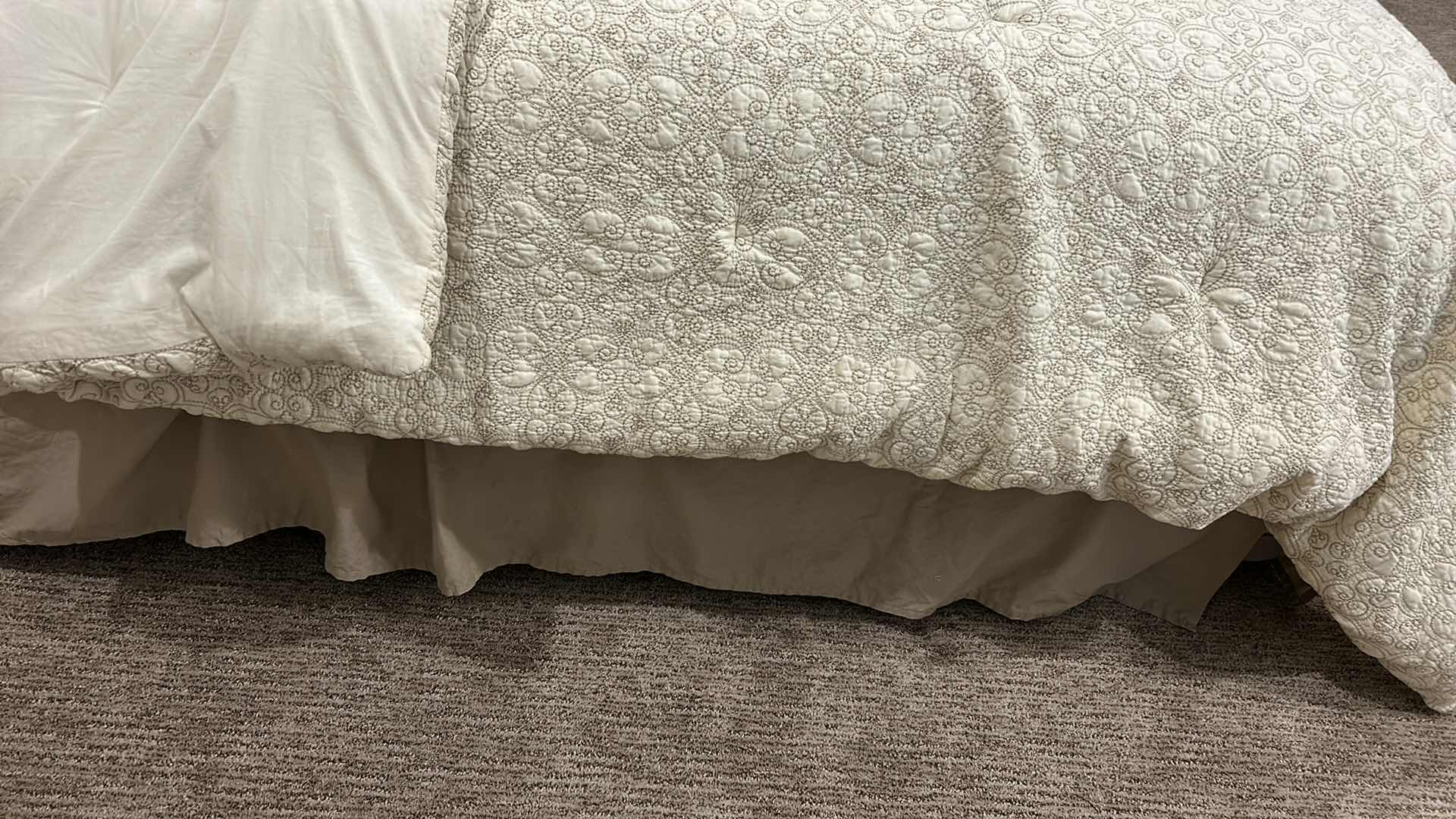 Photo 7 of ROYAL HERITAGE HOME 100% COTTON QUEEN COMFORTER, WAMSUTTA DREAM ZONE SHEET SET AND DUST RUFFLE ( ALL ELSE SOLD SEPARATELY)