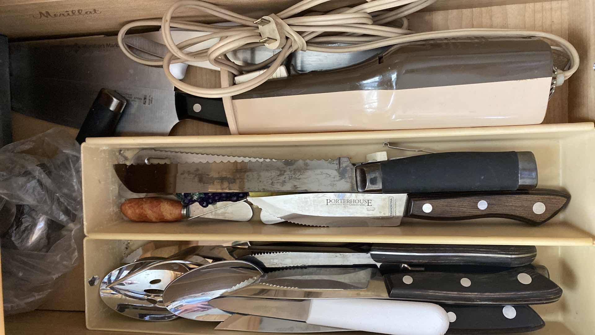 Photo 3 of CONTENTS OF 3 KITCHEN DRAWERS SILVERWARE AND KNIVES