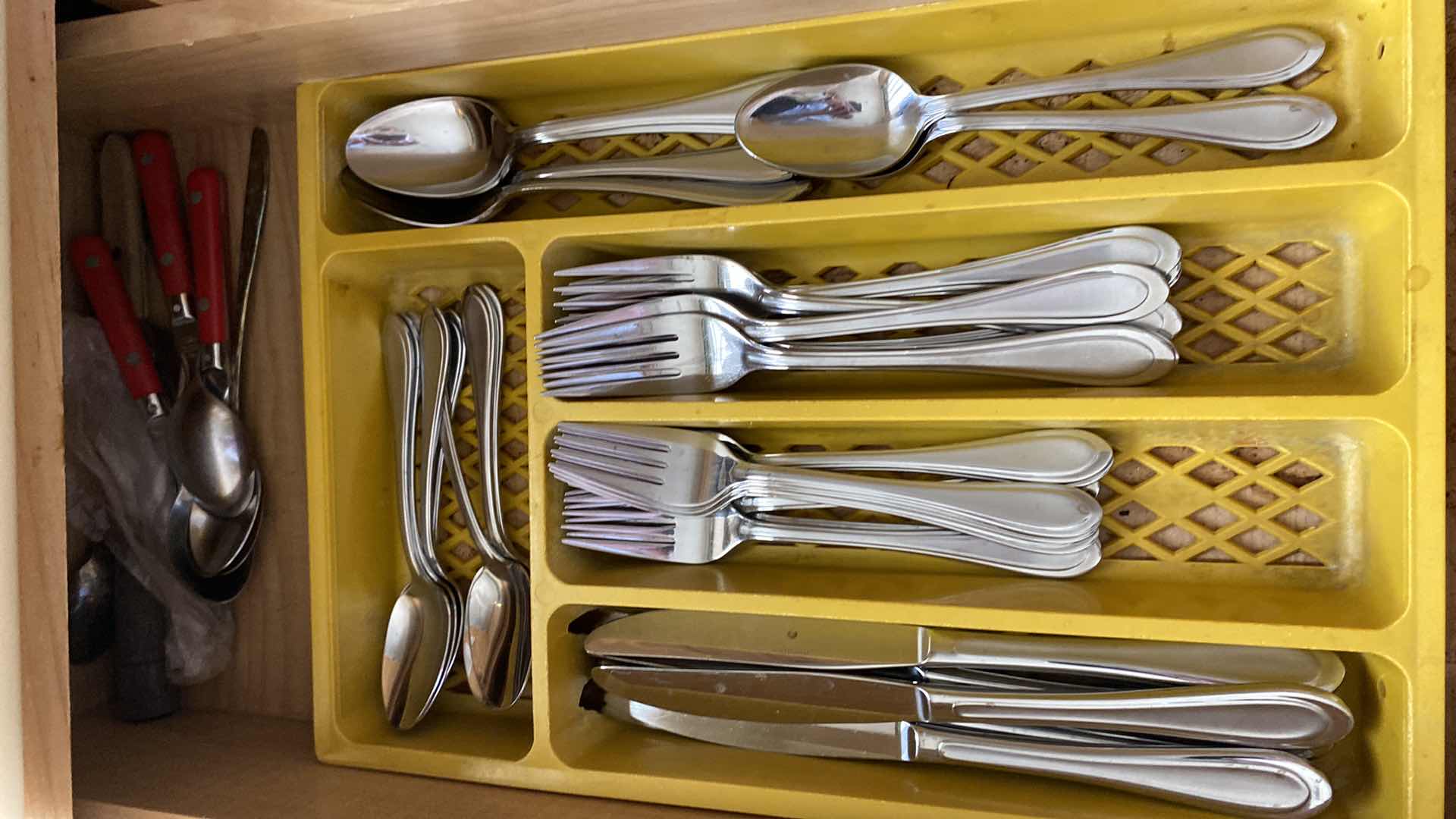 Photo 4 of CONTENTS OF 3 KITCHEN DRAWERS SILVERWARE AND KNIVES