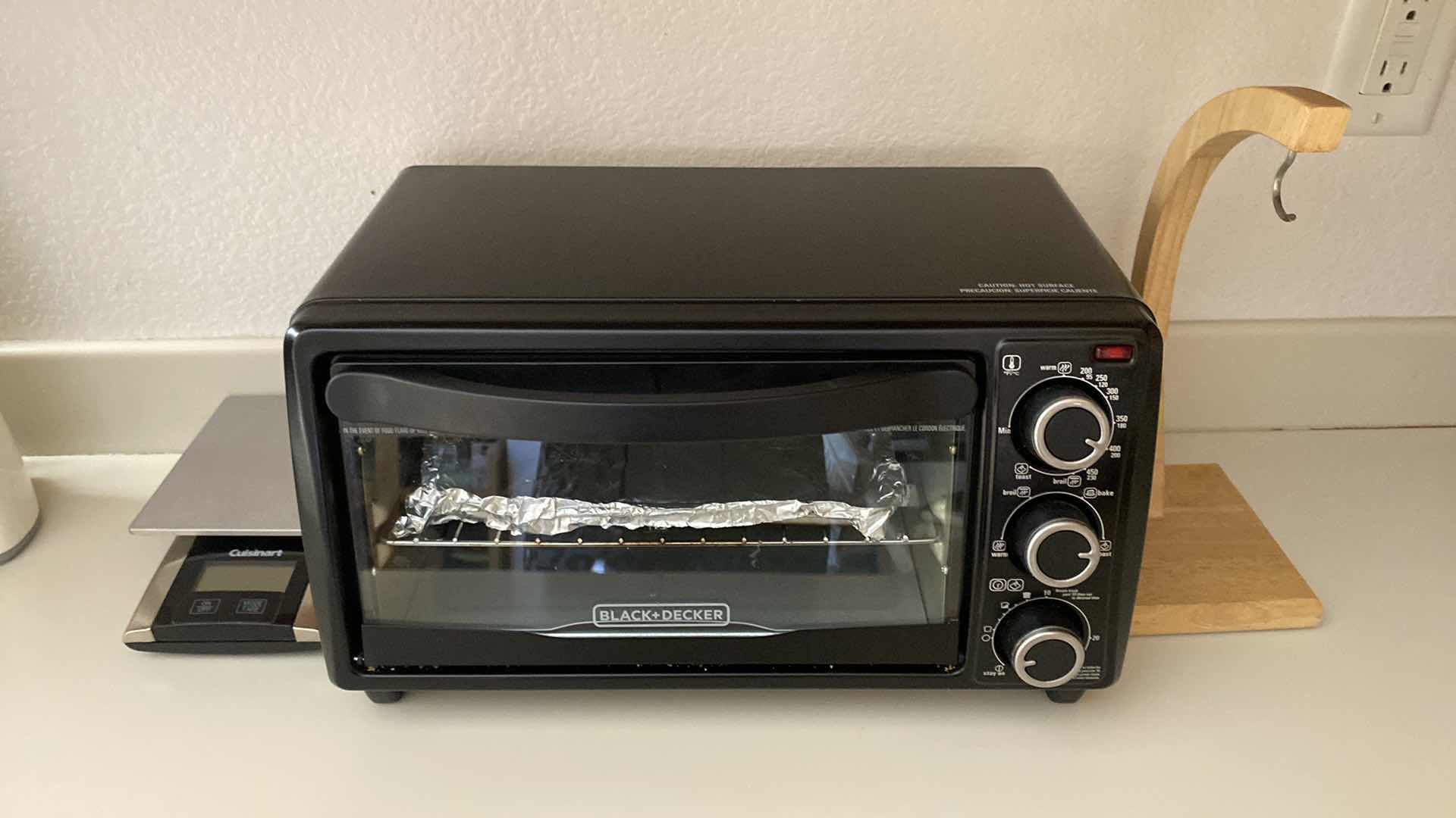 Photo 1 of BLACK & DECKER TOASTER OVEN CUISINART SCALE AND BANANA HOLDER