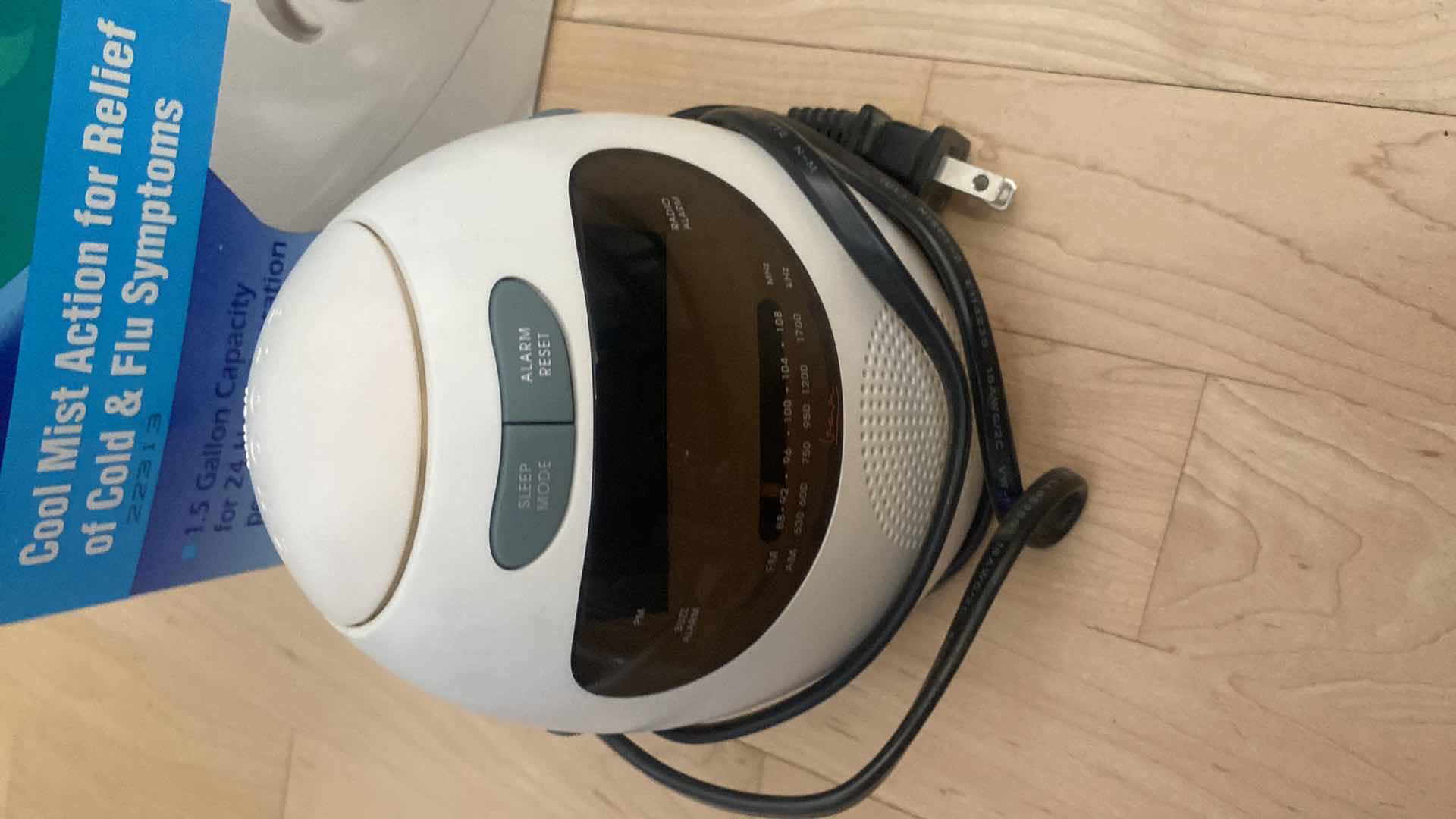Photo 1 of VICKS HUMIDIFIER & PHILLIPS ALARM CLOCK