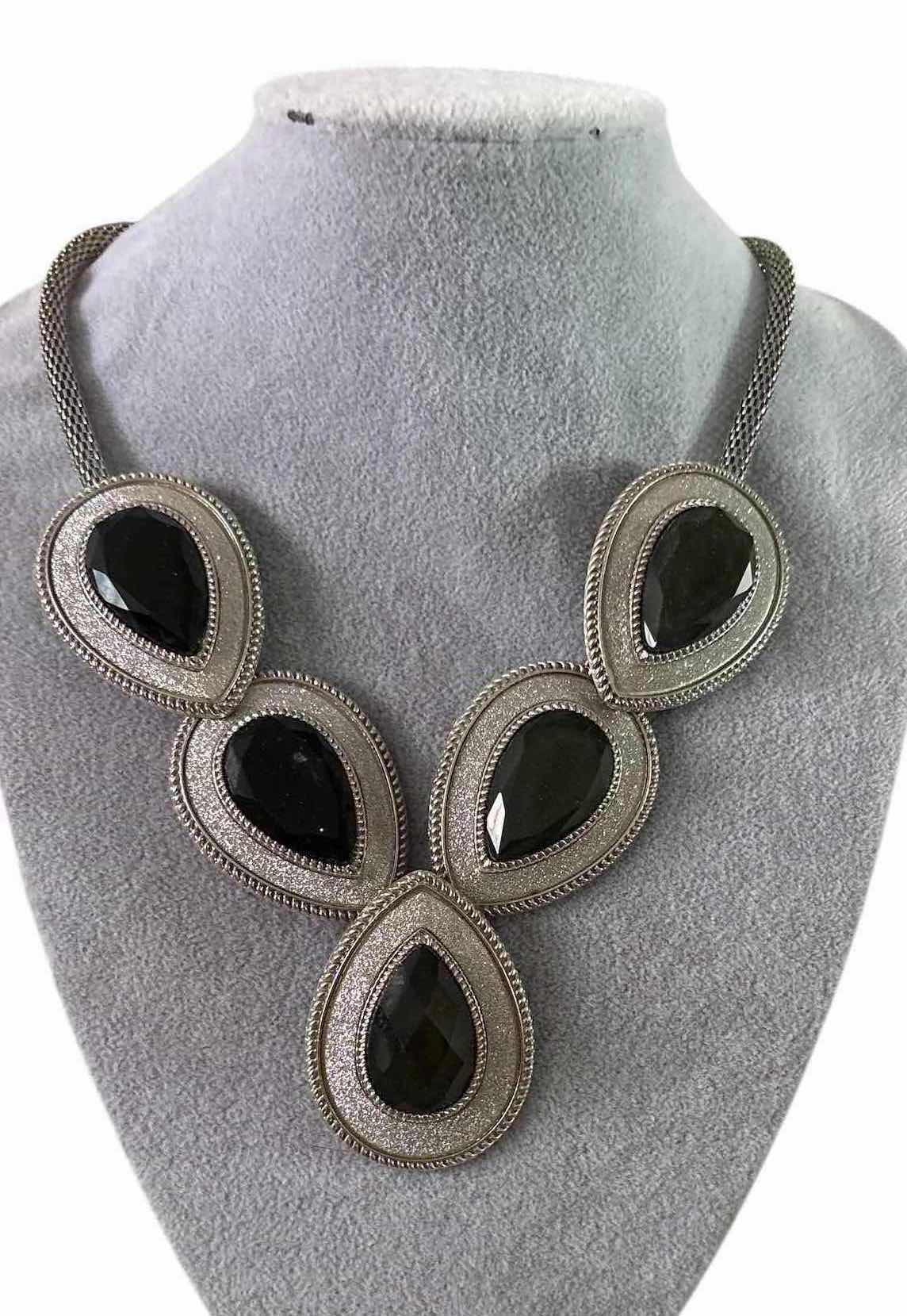 Photo 1 of WOMENS NECKLACE FAUX GREEN STONES