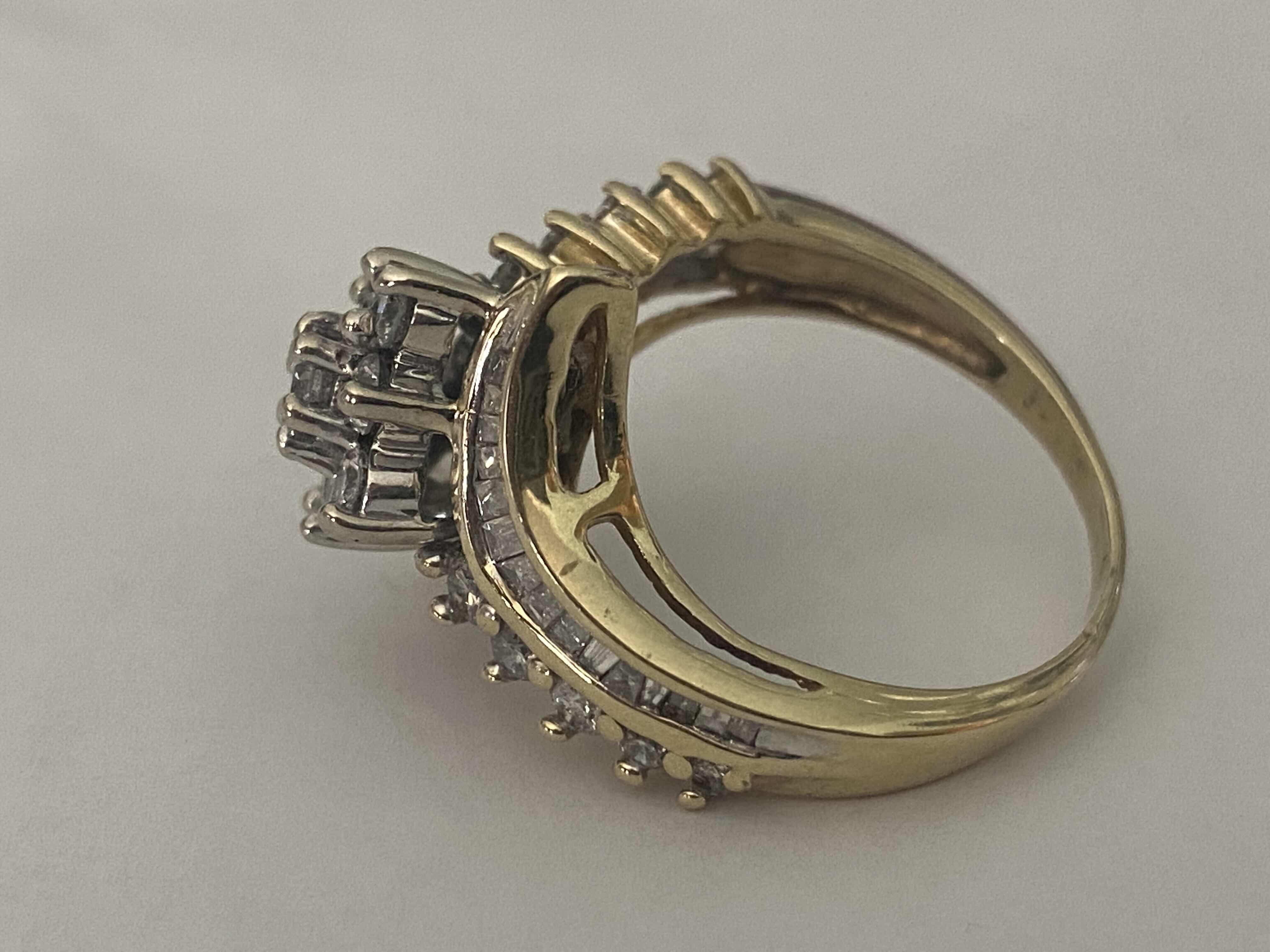 Photo 1 of 10K YELLOW GOLD 2cwt DIAMOND RING 6G SIZE 8