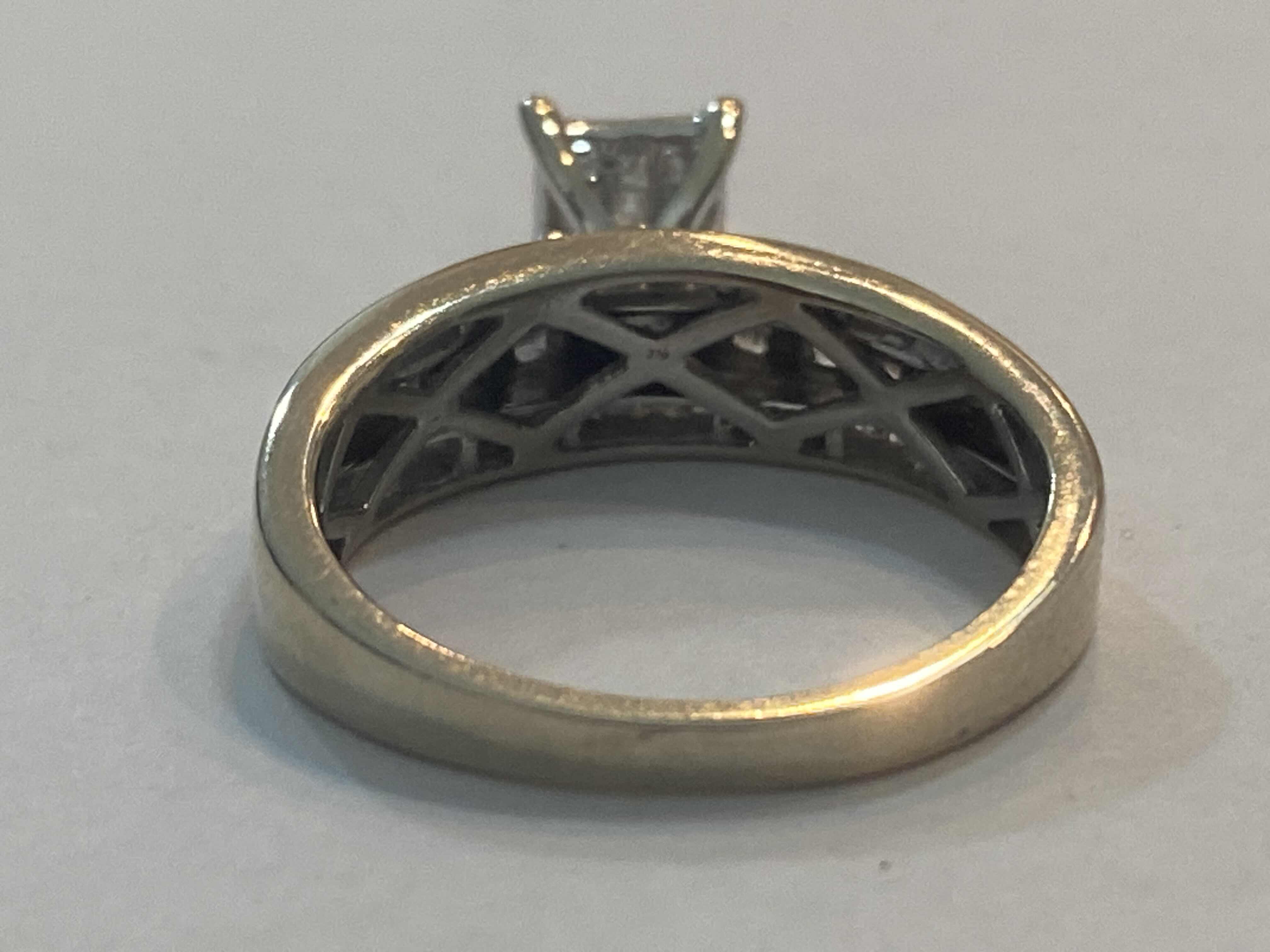 Photo 1 of 10K WHITE GOLD 1cwt DIAMONDS 3.4G RING SIZE 6 #40