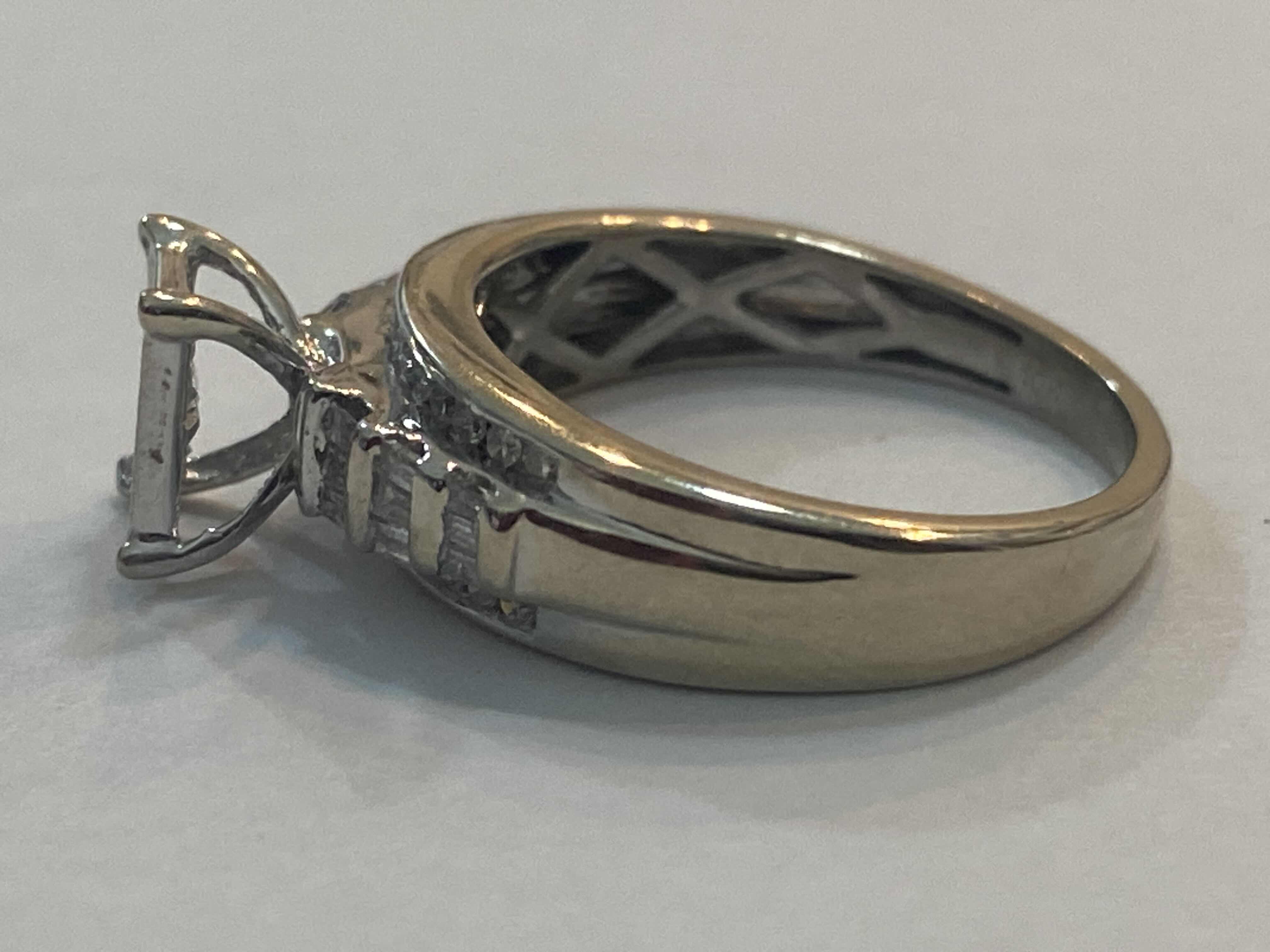 Photo 1 of 10K WHITE GOLD 1cwt DIAMONDS 3.4G RING SIZE 6 #40