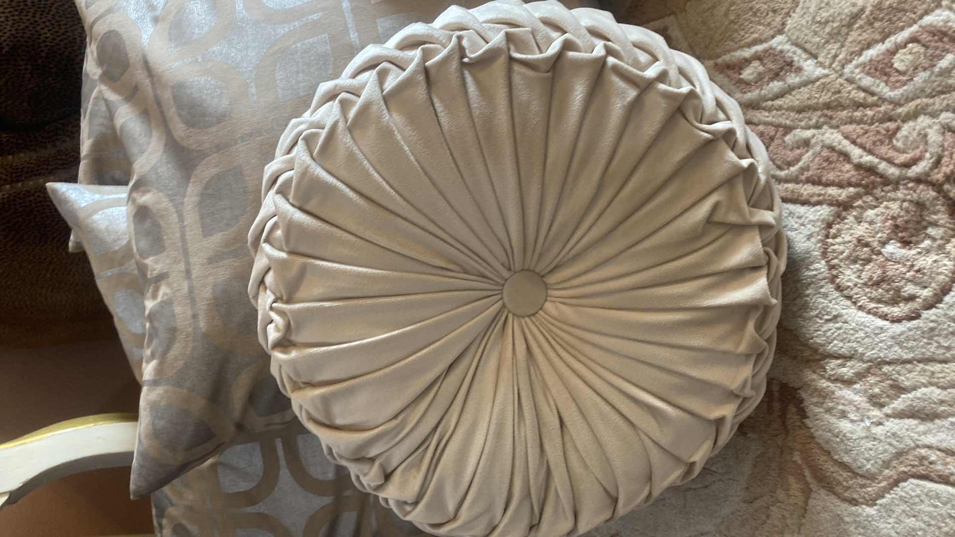 Photo 1 of 6 - TOSS PILLOWS