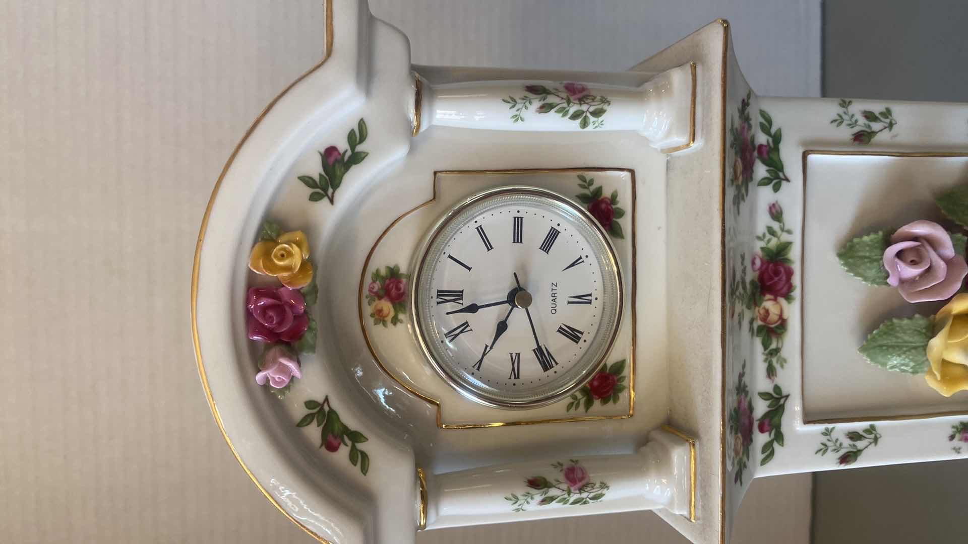 Photo 1 of ROYAL ALBERT OLD COUNTRY ROSES CLOCK H16”
