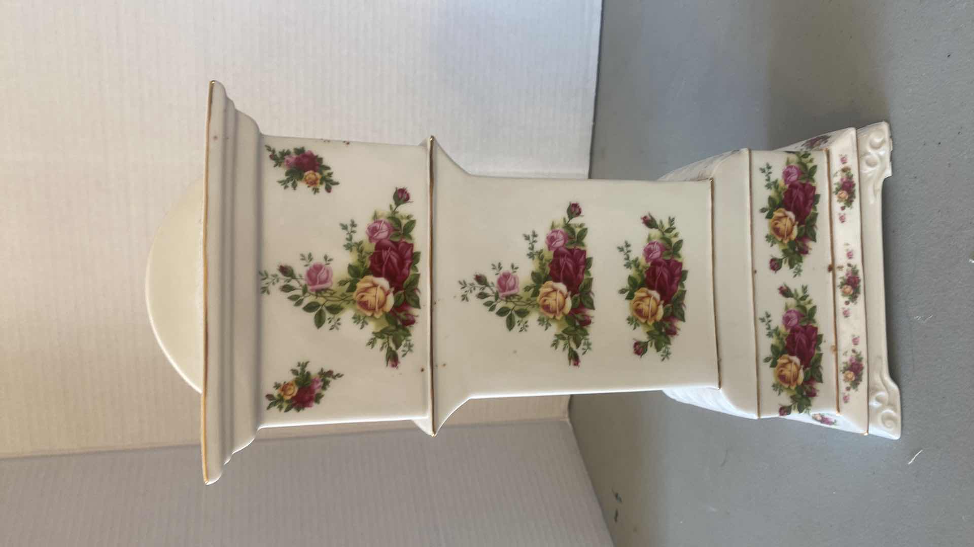 Photo 1 of ROYAL ALBERT OLD COUNTRY ROSES CLOCK H16”