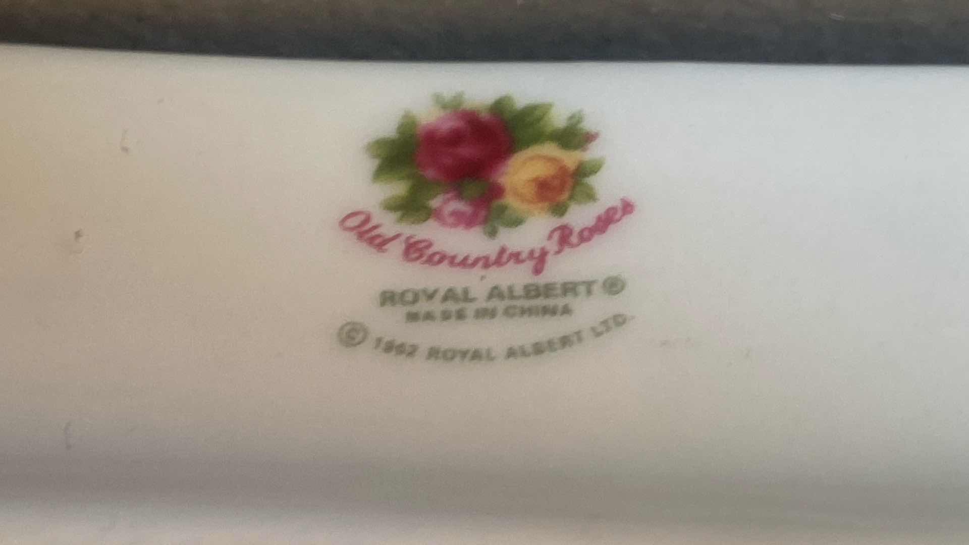 Photo 1 of ROYAL ALBERT OLD COUNTRY ROSES CLOCK H16”