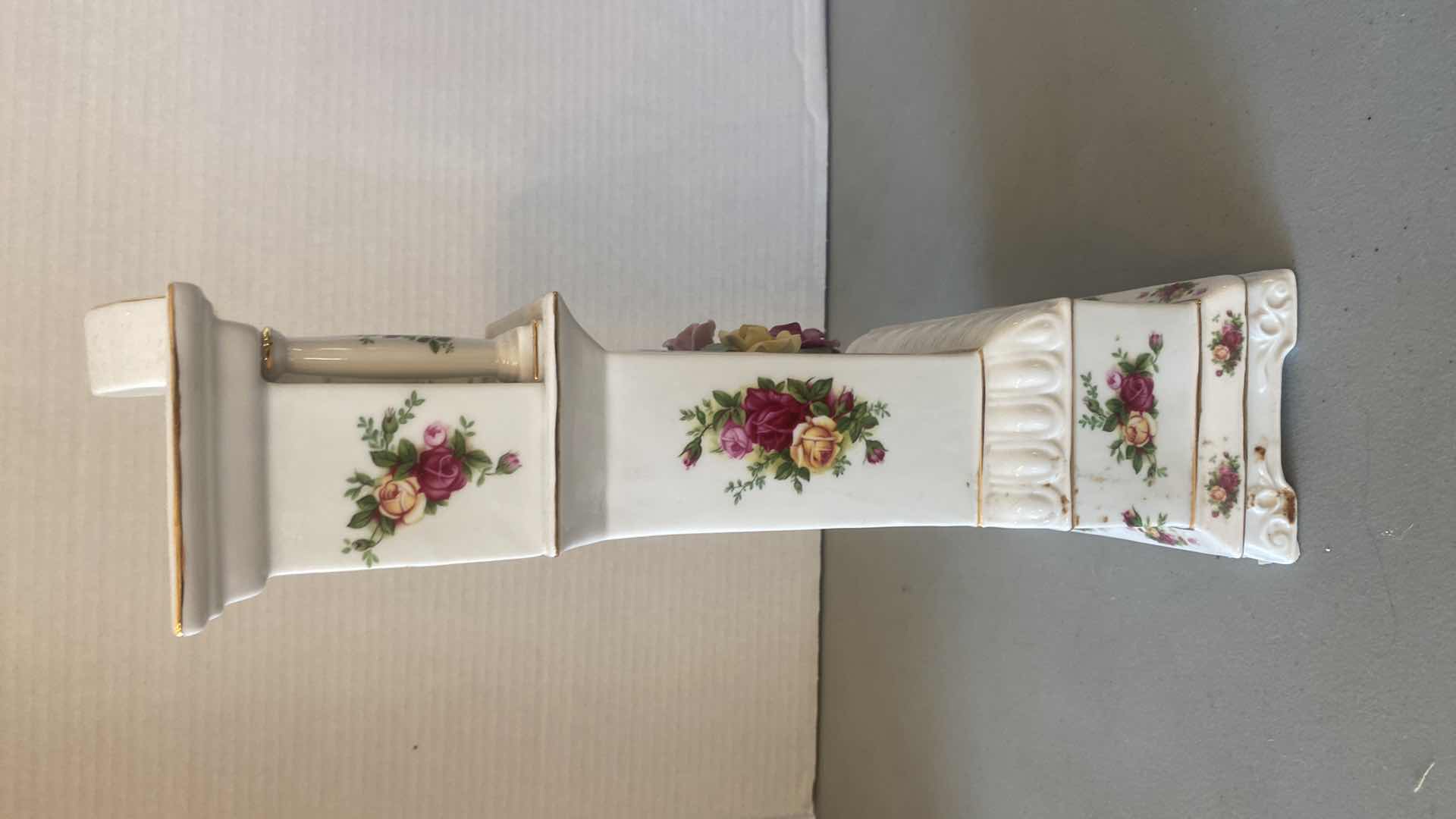Photo 1 of ROYAL ALBERT OLD COUNTRY ROSES CLOCK H16”