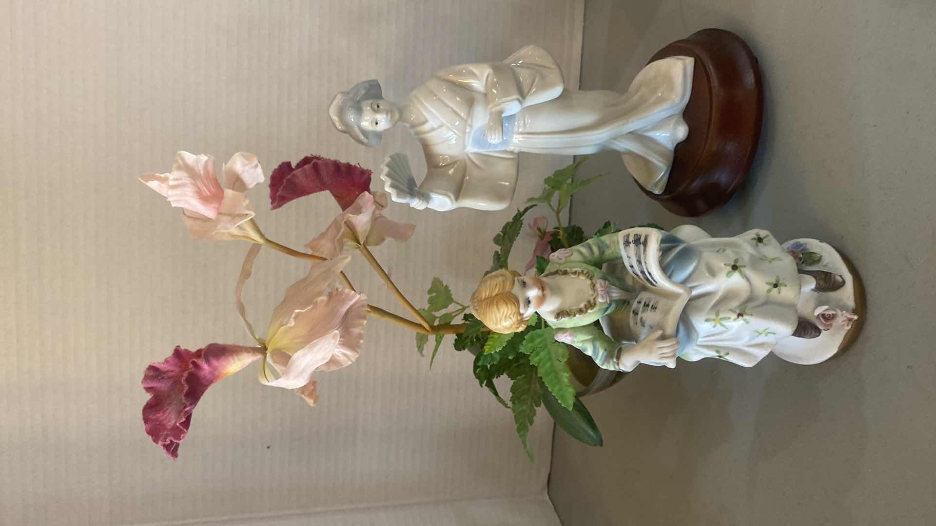 Photo 1 of 5 - HOME DECOR - PORCELAIN URNS & FIGURINES TALLEST 10”