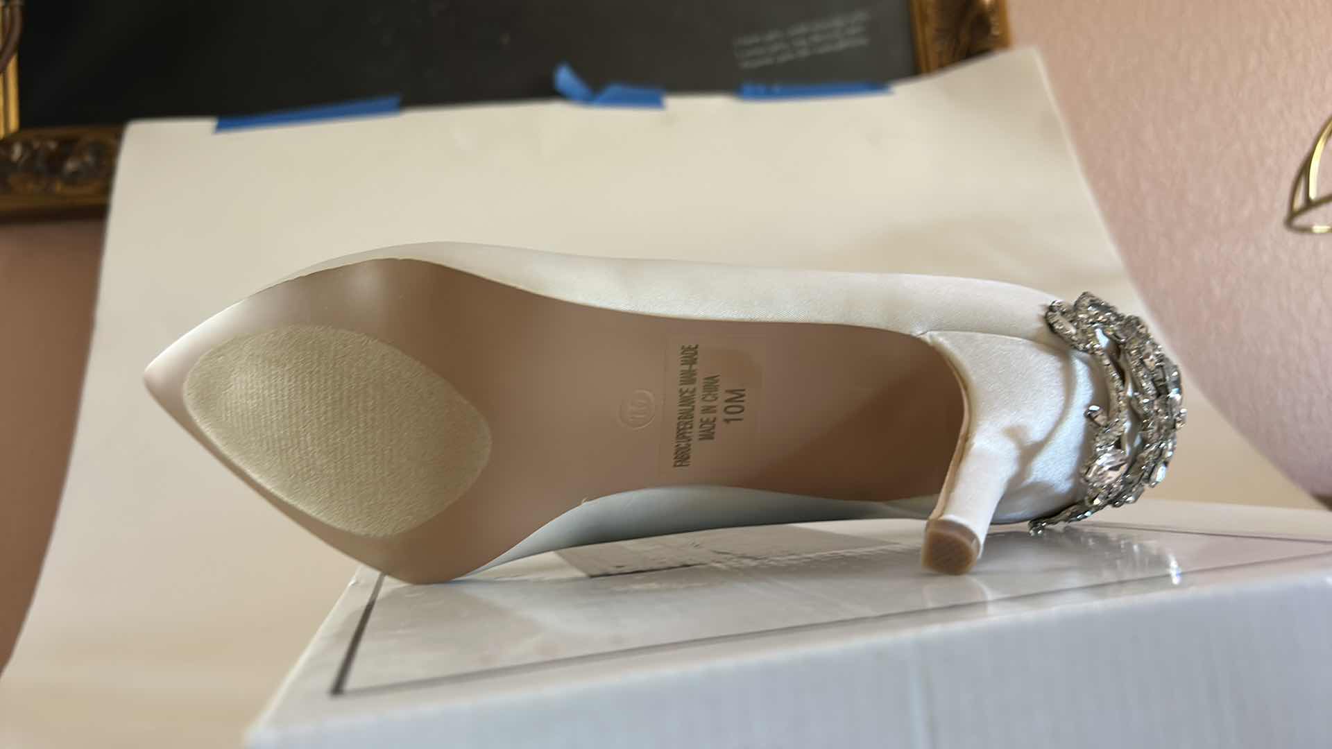 Photo 1 of NEW WOMENS WHT HEELS SIZE 10