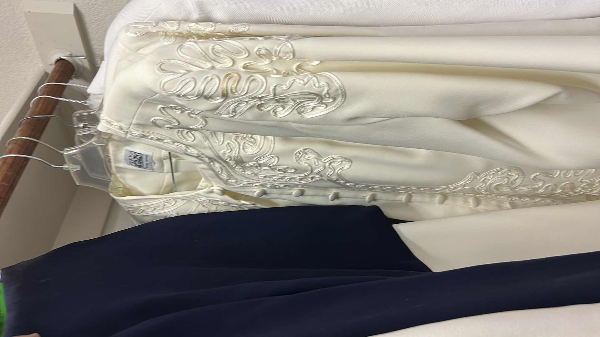 Photo 1 of WOMENSWEAR- 12 - XL XXL WOMENS SUIT JACKETS & MORE