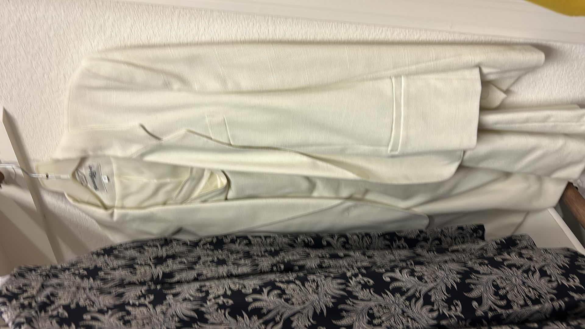 Photo 1 of WOMENSWEAR- 12 - XL XXL WOMENS SUIT JACKETS & MORE