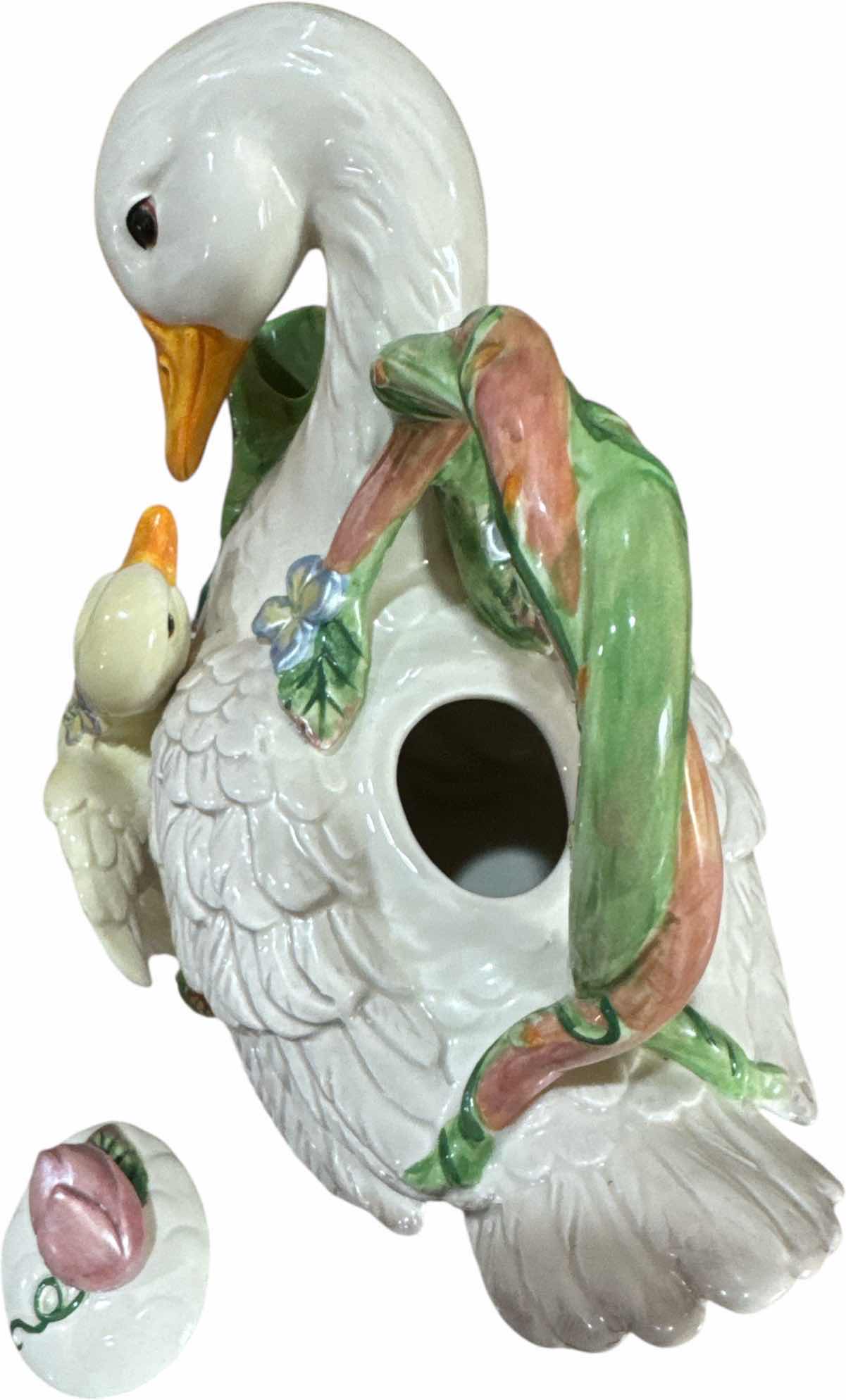 Photo 1 of VINTAGE CERAMIC TEAPOT MOTHER DUCK DESIGN
9.5” X 7” X H7”