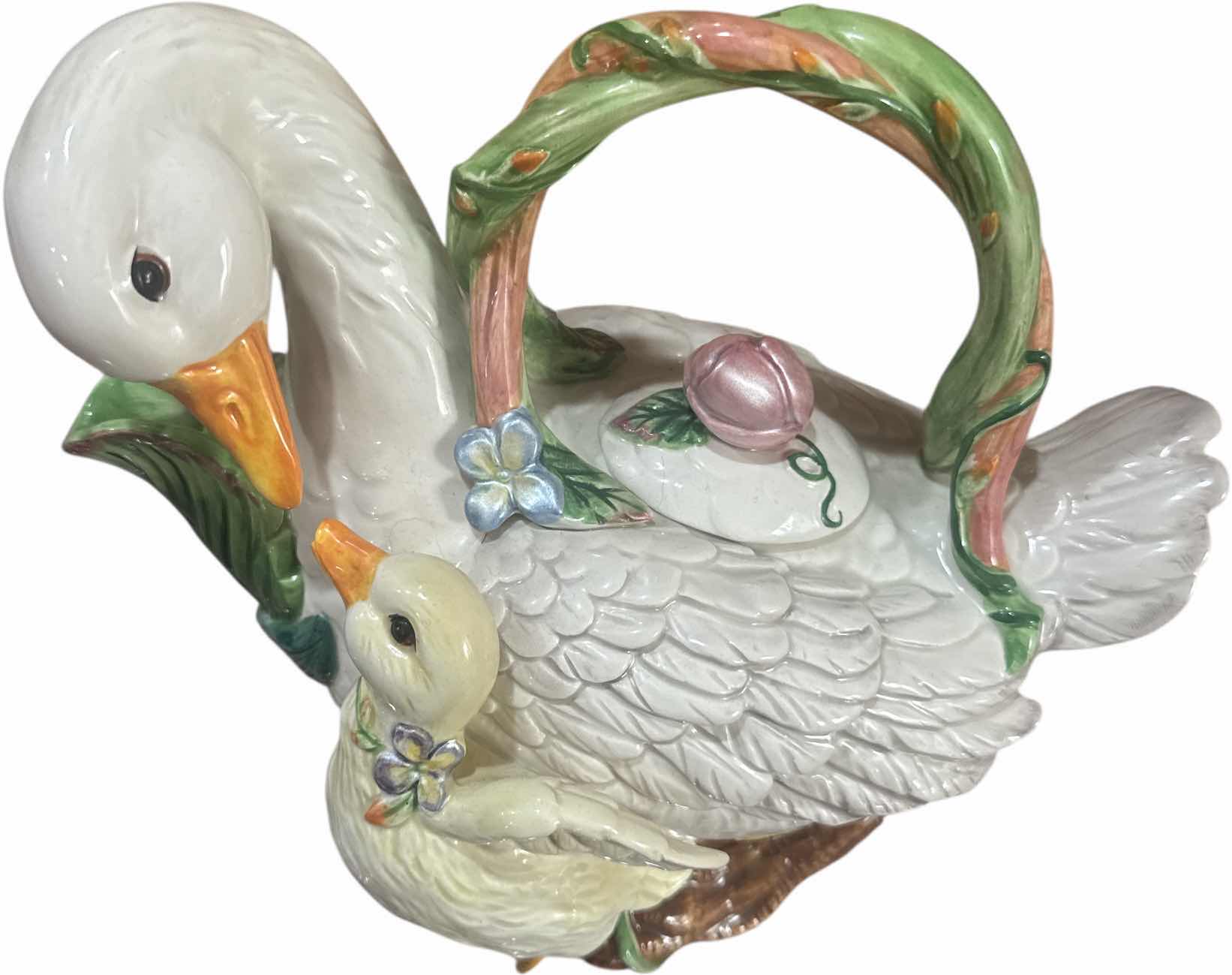Photo 1 of VINTAGE CERAMIC TEAPOT MOTHER DUCK DESIGN
9.5” X 7” X H7”