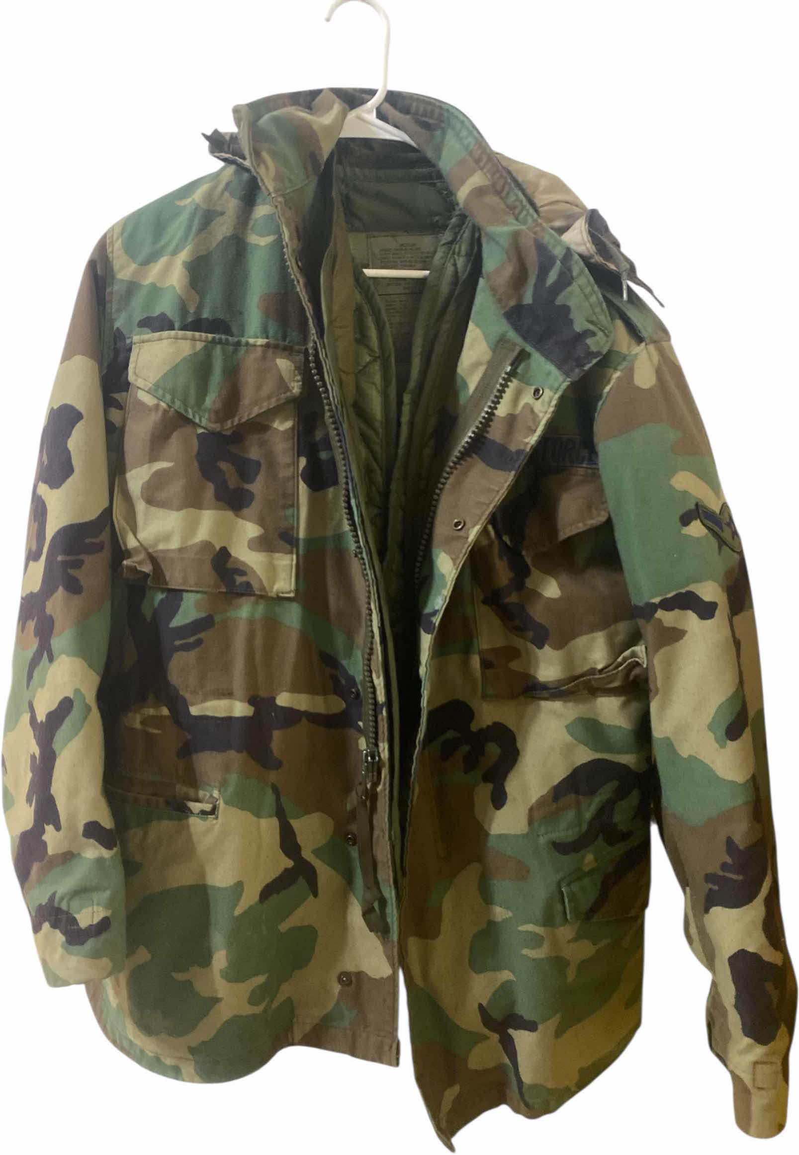 Photo 1 of US AIR FORCE CAMO JACKET SIZE MEDIUM WITH COLD WEATHER LINER
