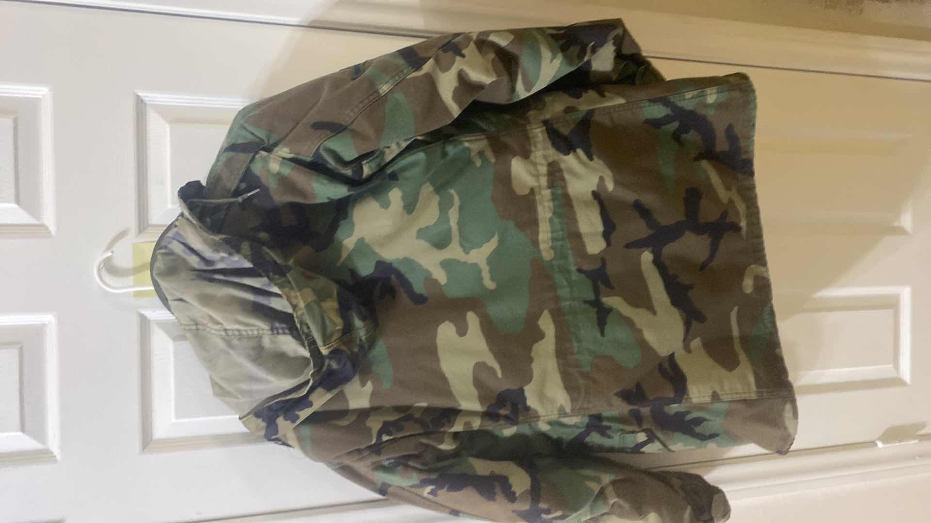 Photo 1 of US AIR FORCE CAMO JACKET SIZE MEDIUM WITH COLD WEATHER LINER