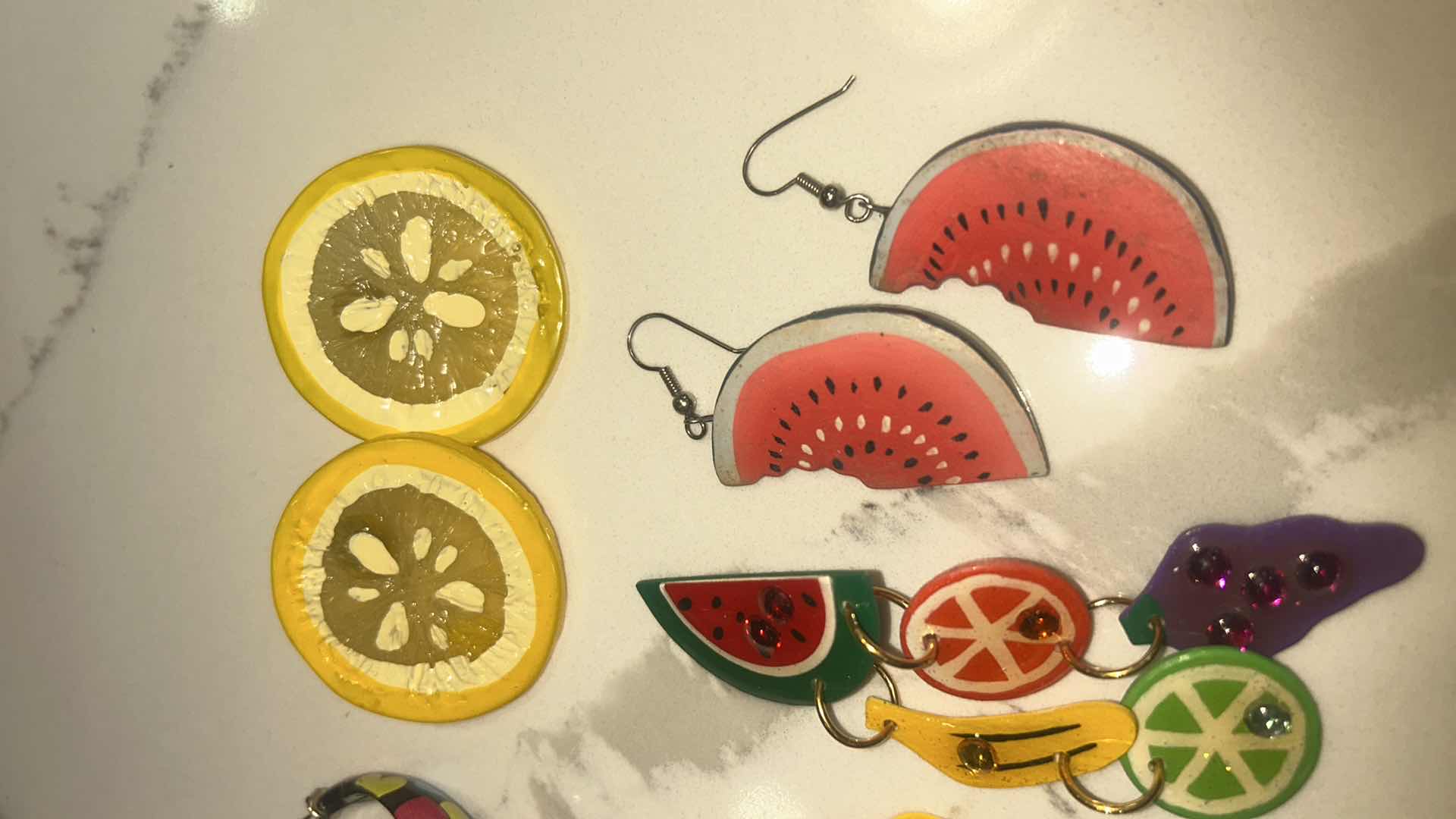 Photo 1 of 5 PIECES OF WOMENS JEWELRY- 1 CLIP ON EARRINGS & 4 PIERCED