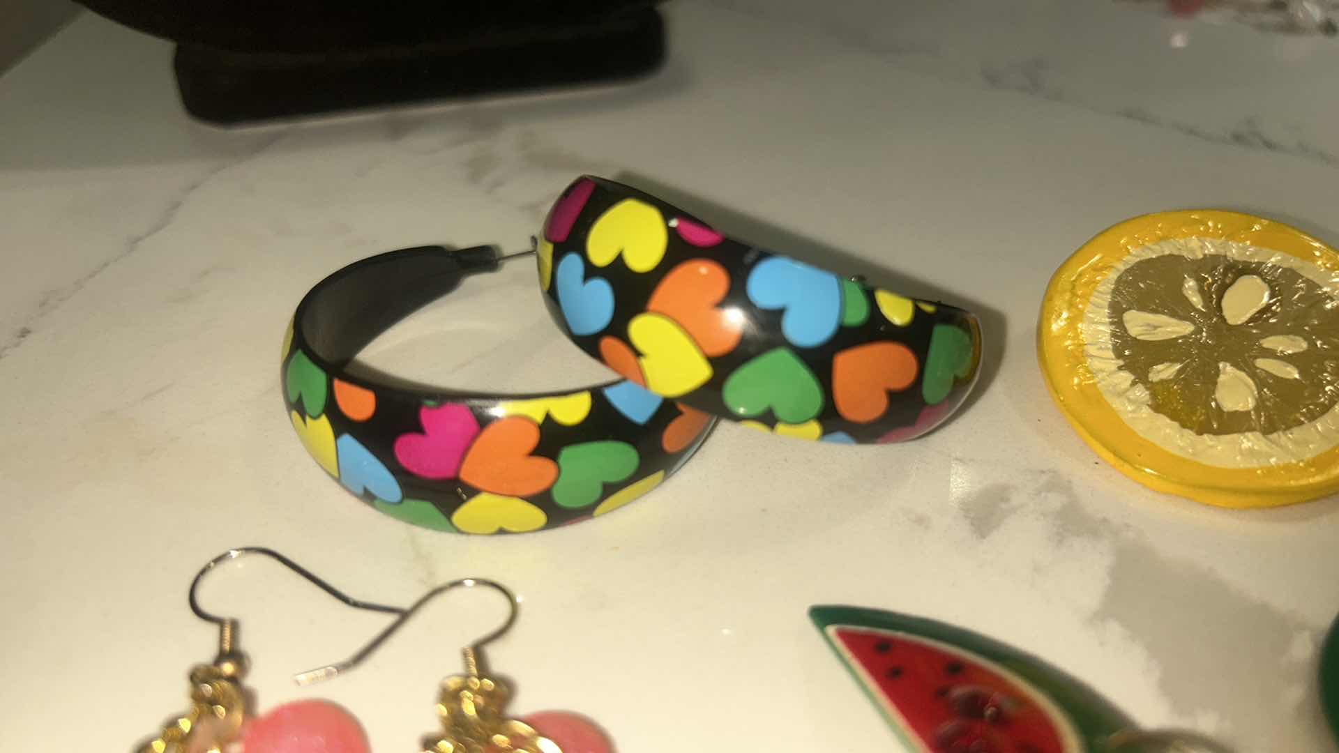 Photo 1 of 5 PIECES OF WOMENS JEWELRY- 1 CLIP ON EARRINGS & 4 PIERCED