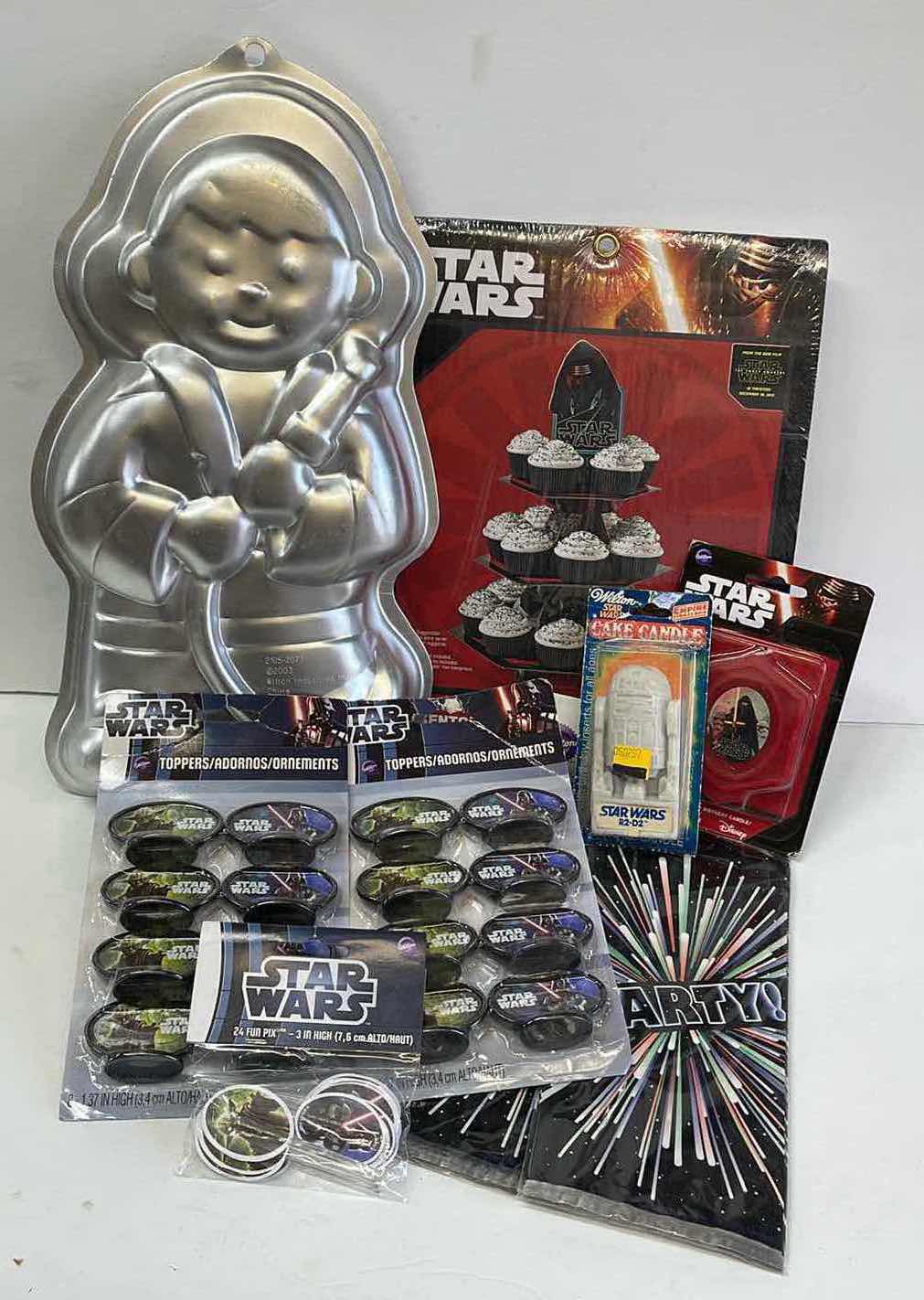 Photo 1 of NEW STAR WARS WILTON BAKEWARE AND PARTY SUPPLIES - RETAIL PRICE $50.00