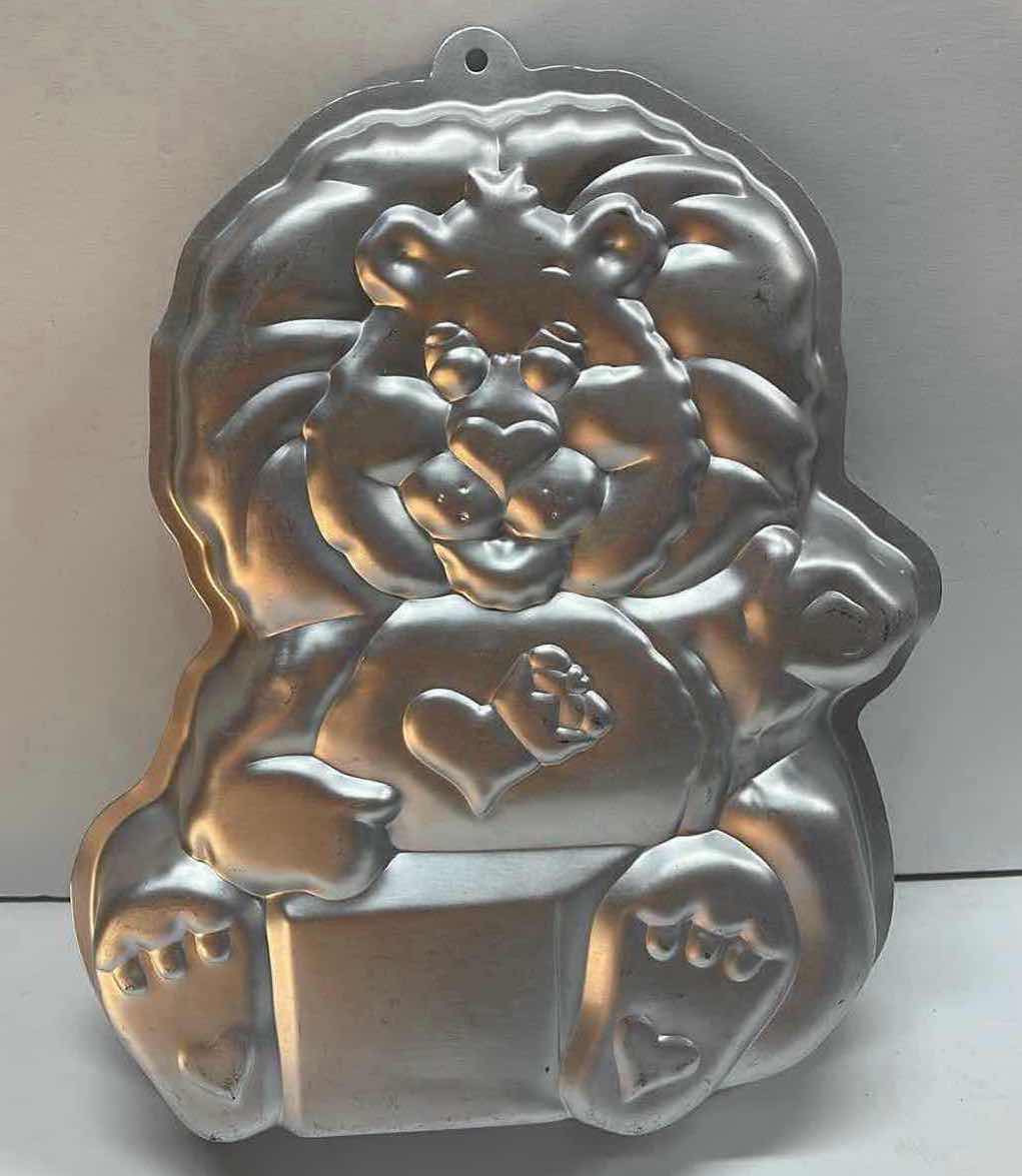 Photo 1 of NOS VINTAGE WILTON “1984 BRAVEHEART CARE BEARS” CAKE PAN - RETAIL PRICE $22.00