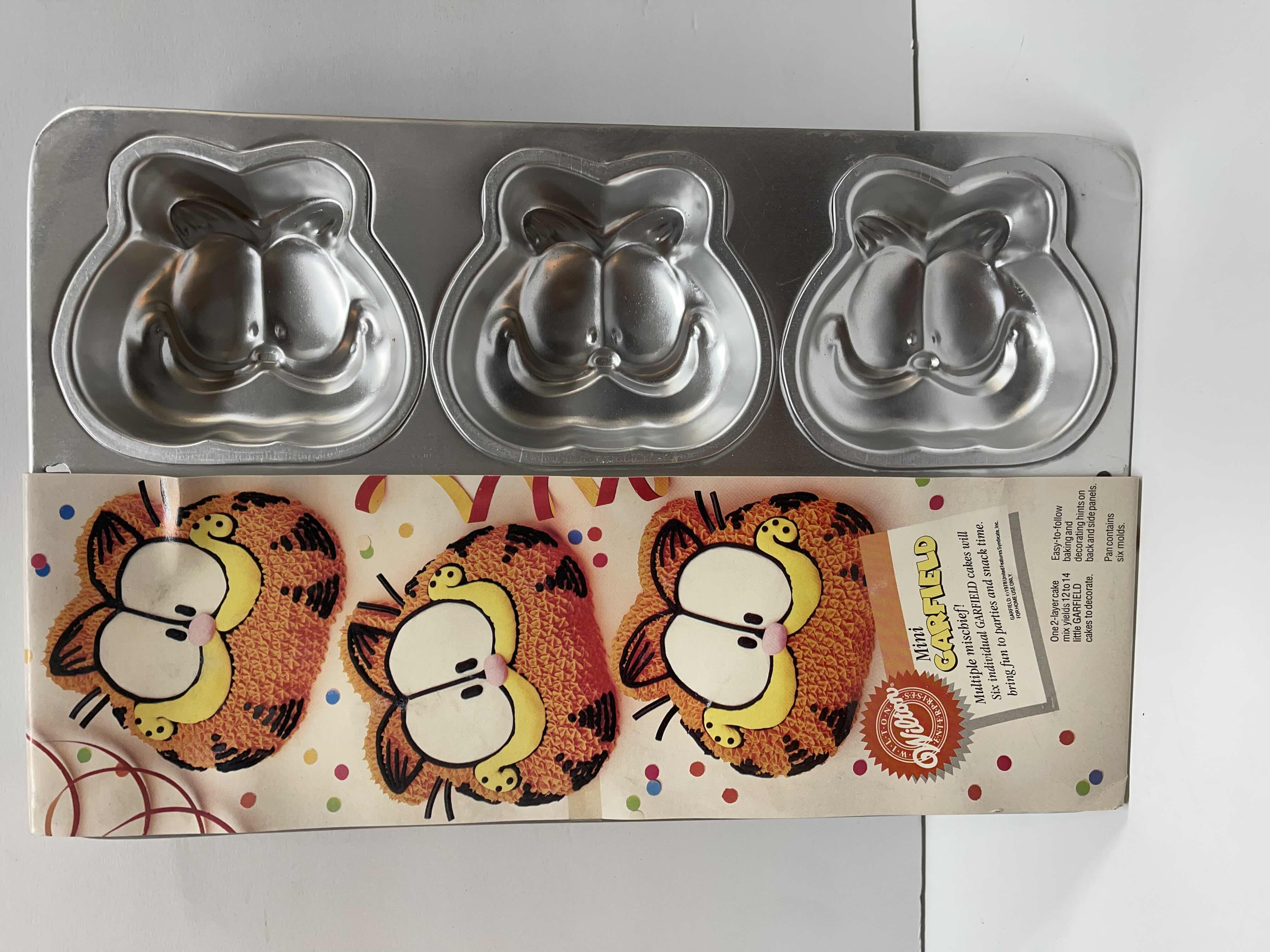 Photo 1 of NOS VINTAGE 1992 WILTON GARFIELD HEAD/ FACE CAKE MOLDS - RETAIL PRICE- $21.95