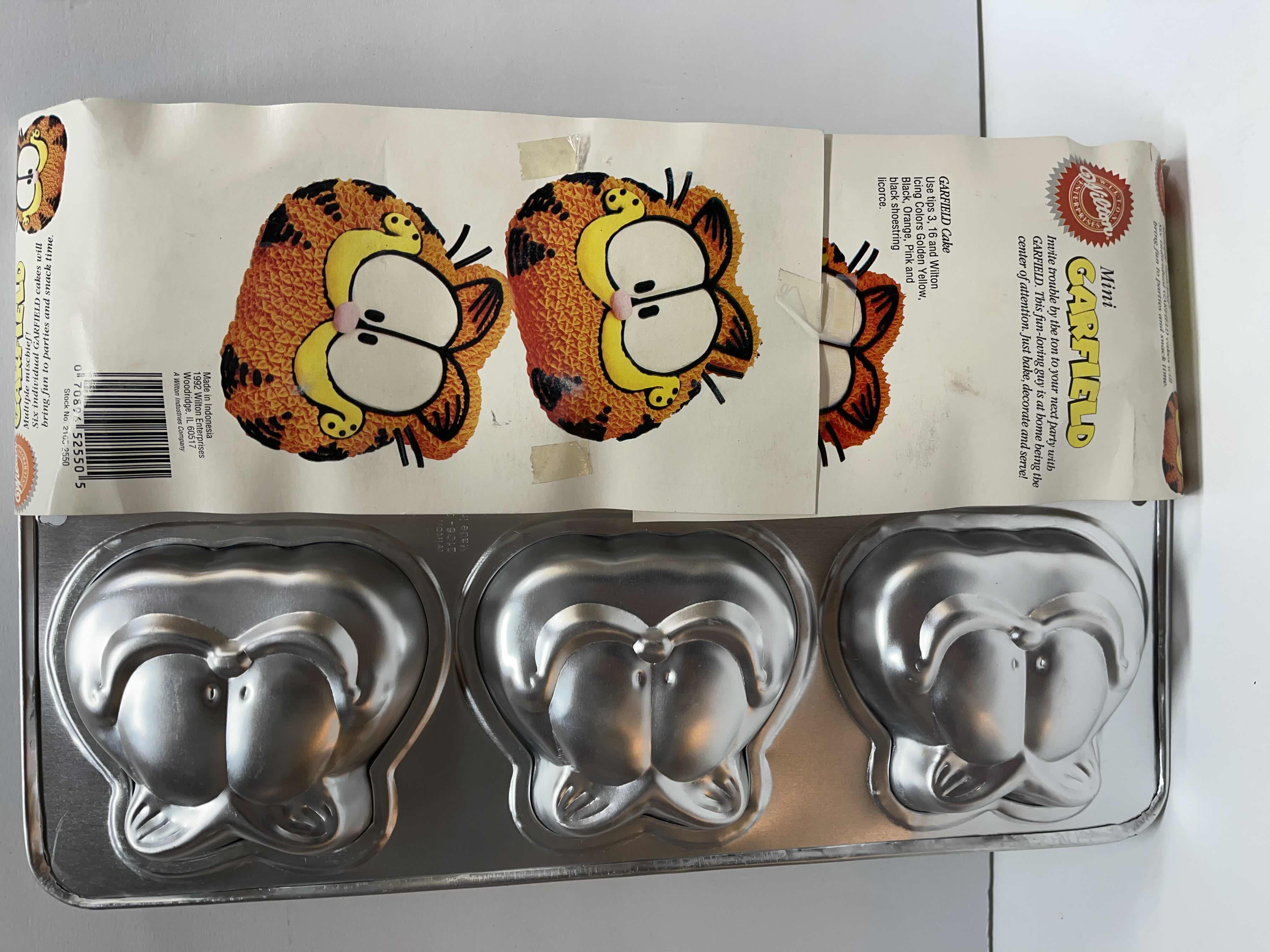 Photo 2 of NOS VINTAGE 1992 WILTON GARFIELD HEAD/ FACE CAKE MOLDS - RETAIL PRICE- $21.95