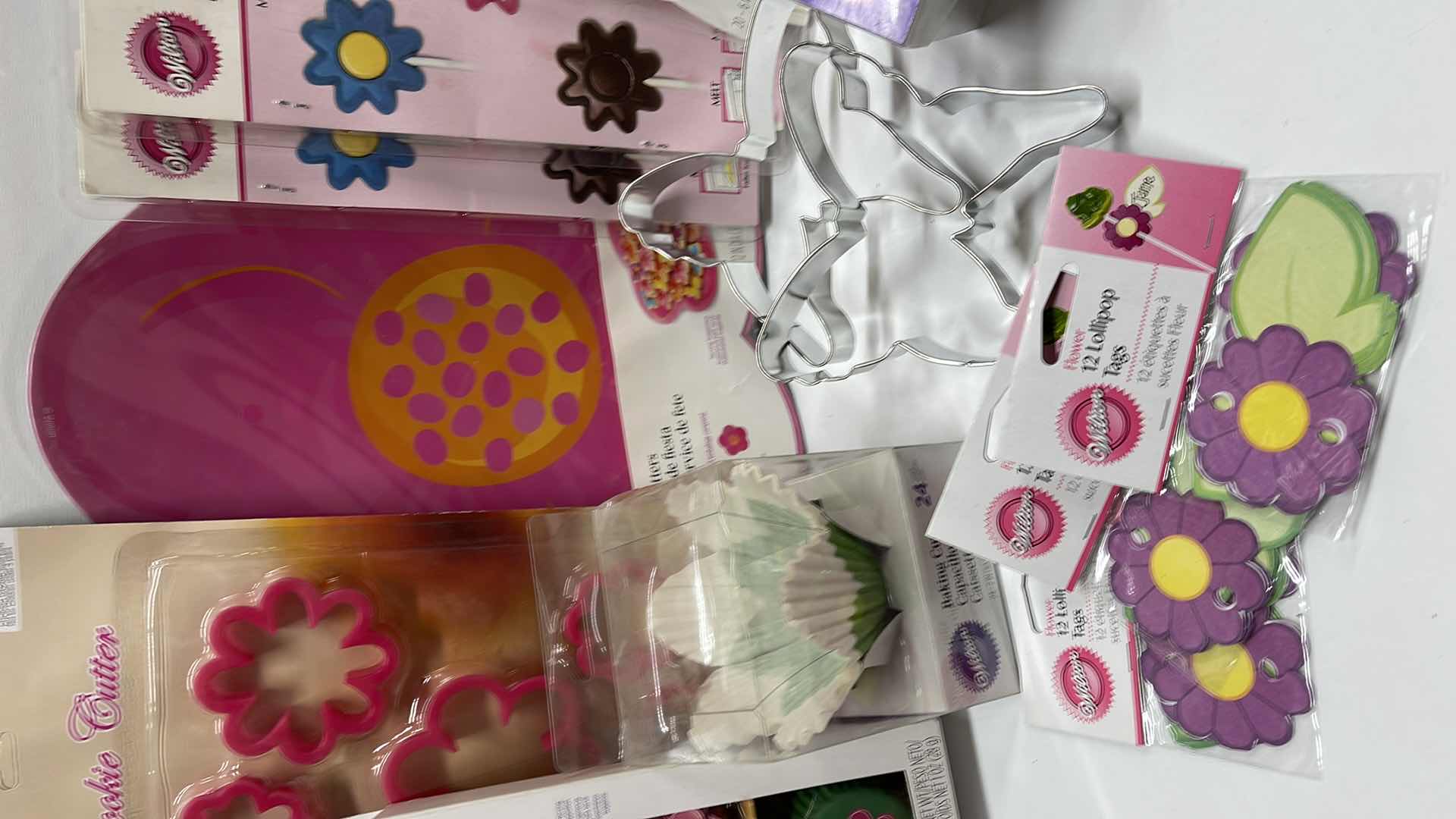 Photo 3 of NEW SPRING TIME PARTY SUPPLIES-TOTAL RETAIL PRICE $48.00