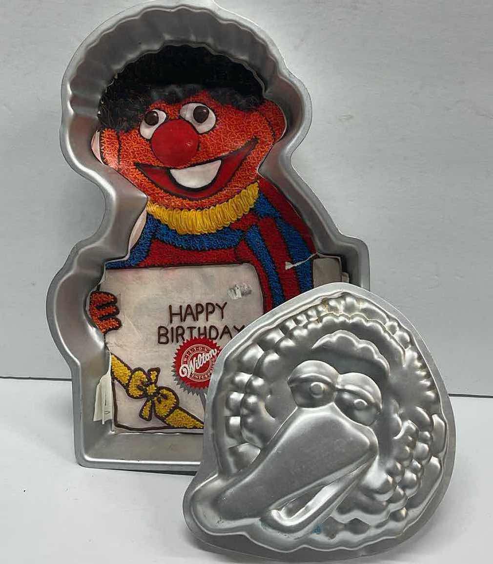 Photo 1 of NOS VINTAGE WILTON ERNIE & BIG BIRD CAKE PANS- RETAIL PRICE $46.99