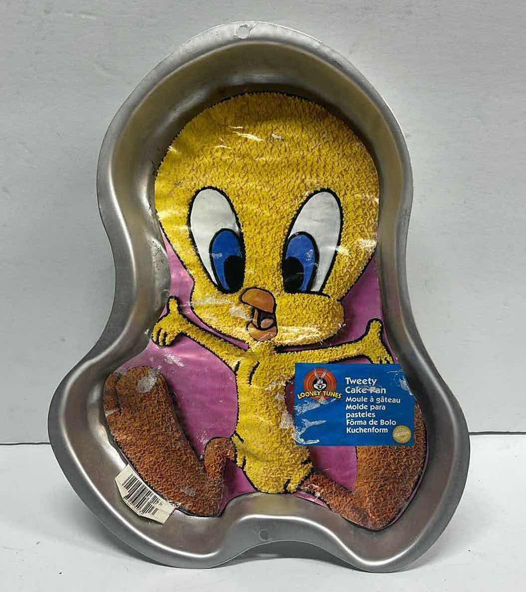 Photo 1 of NOS VINTAGE WILTON WARMER BROTHERS 1998 LOONEY TUNES TWEETY CAKE PAN -RETAIL PRICE $23.00