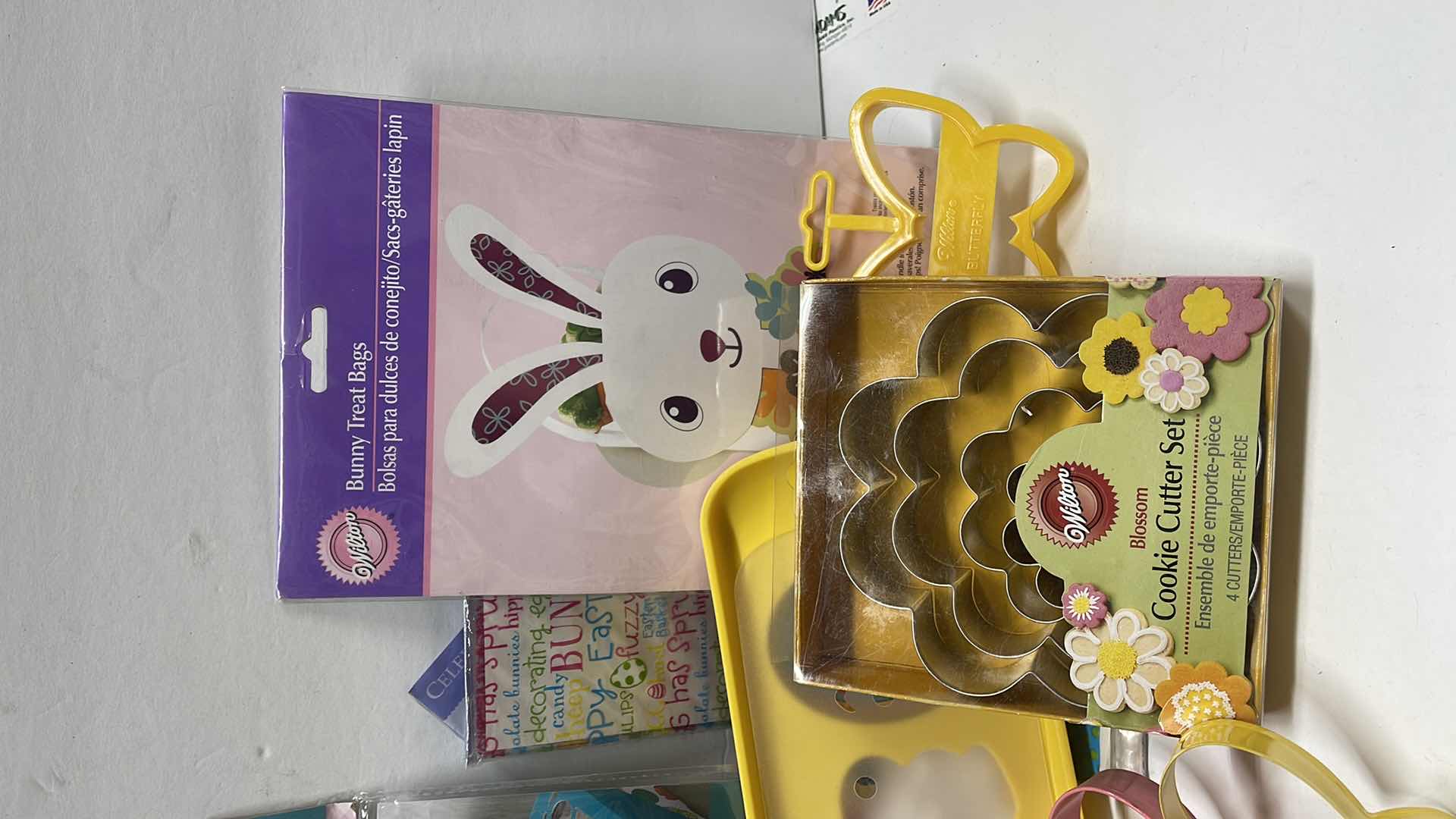 Photo 3 of NEW EASTER PARTY SUPPLIES- RETAIL PRICE $31.00