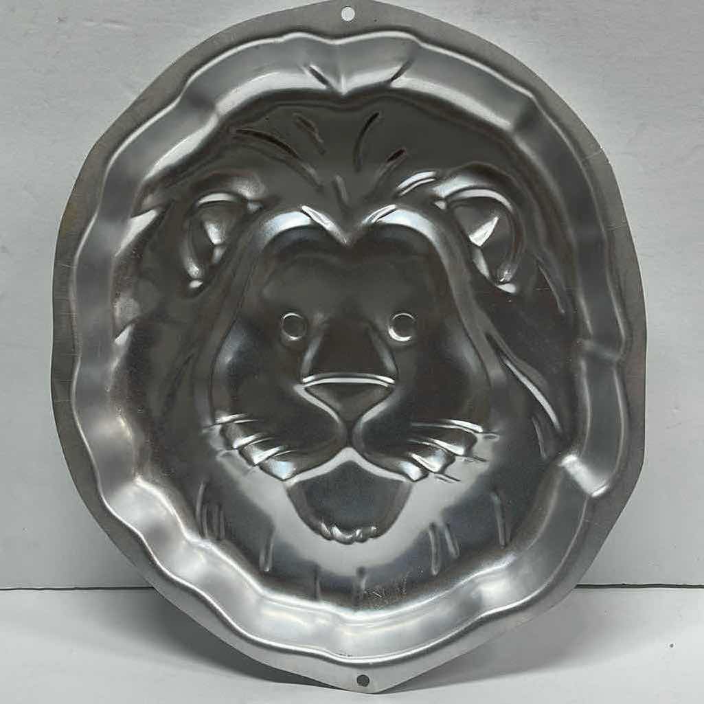 Photo 4 of NEW WILTON JUNGLE ANIMAL PARTY SUPPLIES W/ NOS VINTAGE LION CAKE PAN - TOTAL RETAIL PRICE $48.99