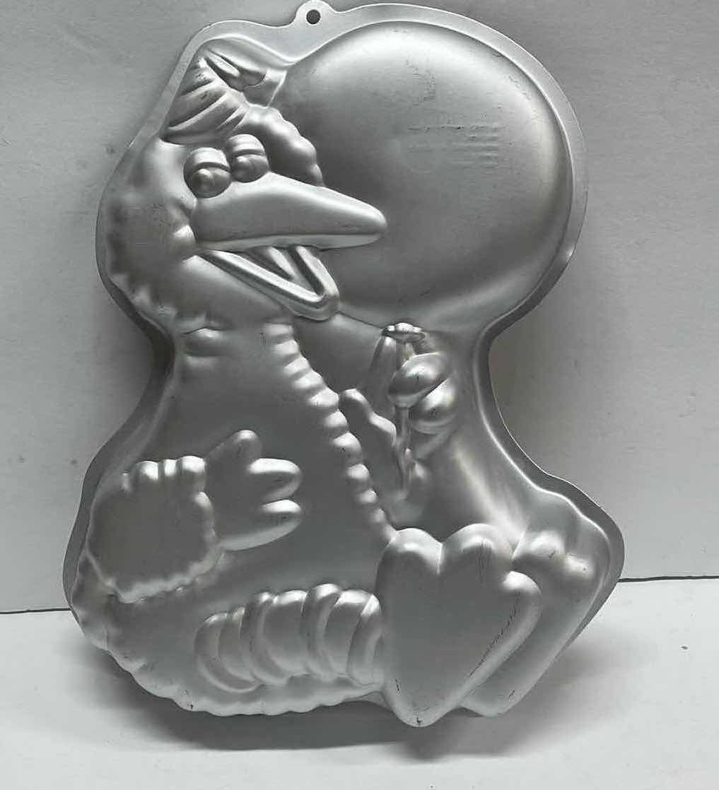 Photo 5 of NOS VINTAGE SESAME STREET PARTY SUPPLIES w/ VINTAGE 1983 BIG BIRD CAKE PAN - TOTAL RETAIL PRICE $ 46.99