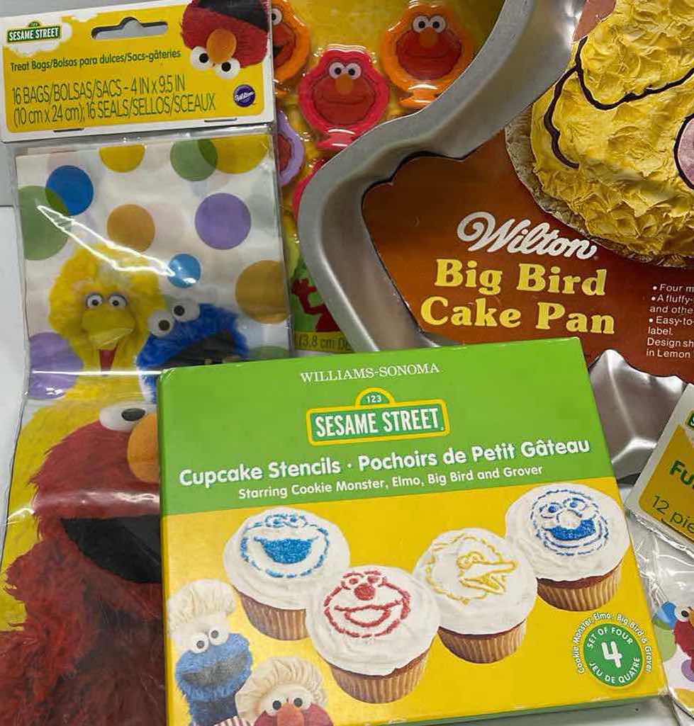 Photo 3 of NOS VINTAGE SESAME STREET PARTY SUPPLIES w/ VINTAGE 1983 BIG BIRD CAKE PAN - TOTAL RETAIL PRICE $ 46.99