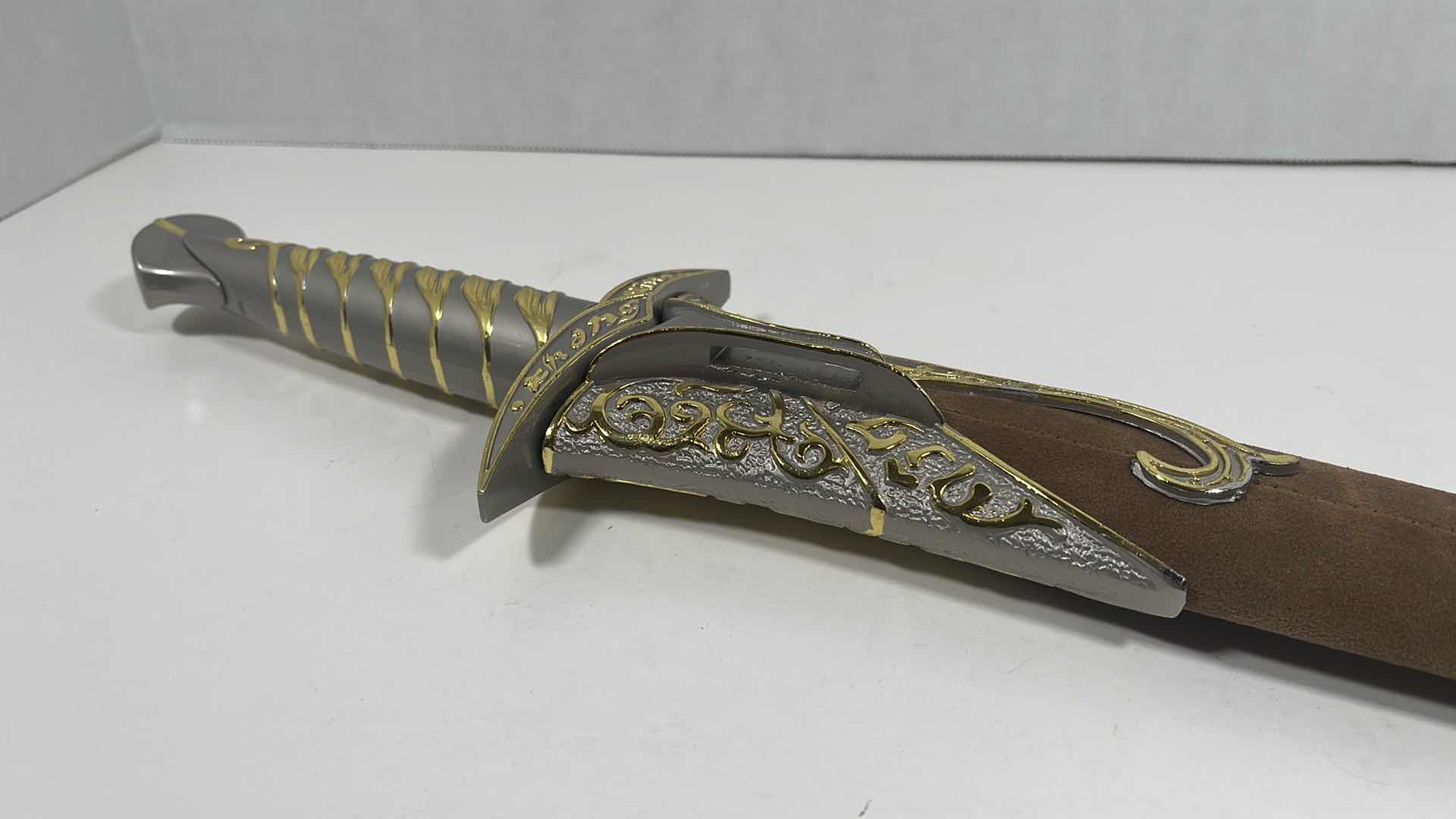 Photo 6 of 20” LORD OF THE RINGS FROTO BAGGINS DART SWORD WITH BROWN VELVET SHEATH
