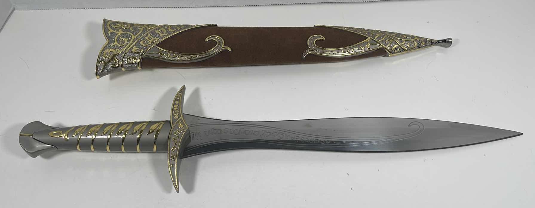 Photo 2 of 20” LORD OF THE RINGS FROTO BAGGINS DART SWORD WITH BROWN VELVET SHEATH