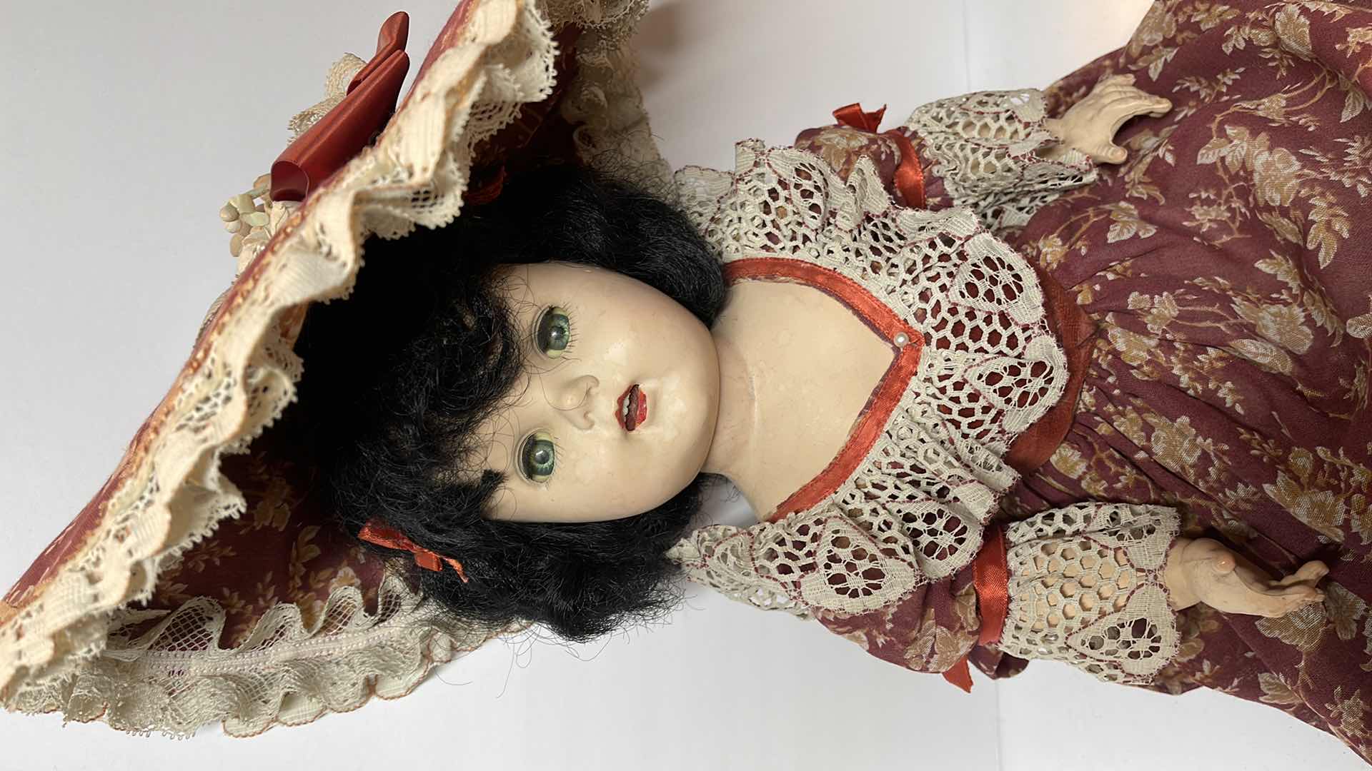 Photo 2 of VINTAGE UNBRANDED SLEEPING EYES DOLL