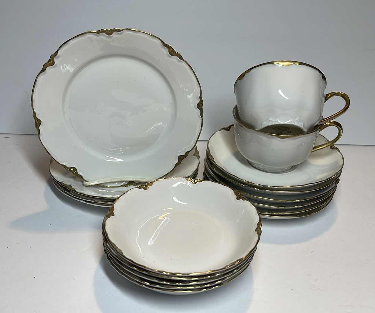 Photo 1 of HUTSCHENREUTHER LHS SELB THE BLENHEIM BAVARIA DISHES GOLD RIMMED PLATES