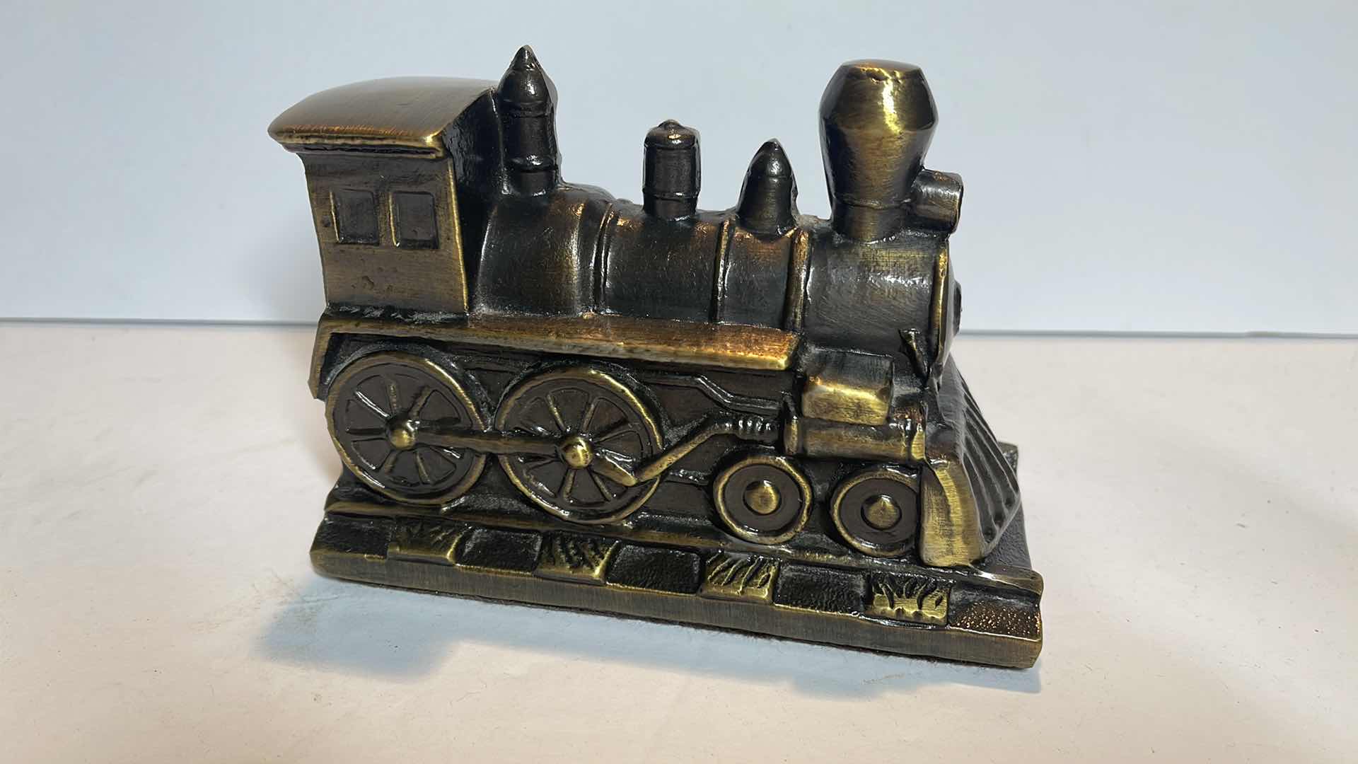 Photo 2 of LOCOMOTIVE AND BOXCAR BRASS BOOK ENDS