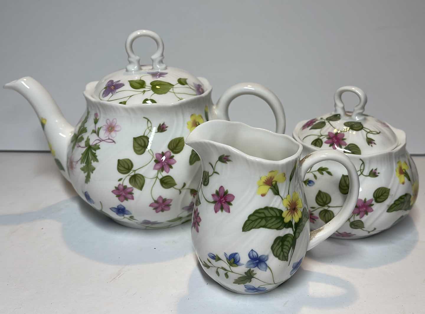 Photo 2 of QUEENS COUNTRY MEADOW OVAL 4 CUP TEAPOT W/ CREAM & hg FINE BONE CHINA ENGLAND -