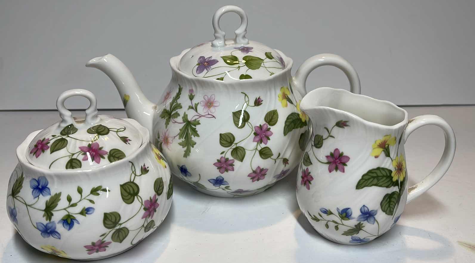 Photo 1 of QUEENS COUNTRY MEADOW OVAL 4 CUP TEAPOT W/ CREAM & hg FINE BONE CHINA ENGLAND -