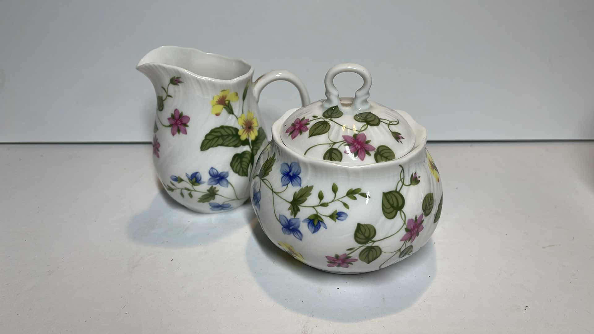 Photo 5 of QUEENS COUNTRY MEADOW OVAL 4 CUP TEAPOT W/ CREAM & hg FINE BONE CHINA ENGLAND -