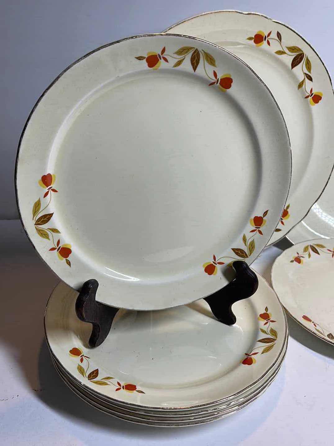 Photo 2 of SUPERIOR HALL QUALITY AUTUMN LEAF PATTERN - 1  ROUND SERVING TRAY - 4 DINNER PLATES- 2 LUNCH PLATES - MORE OF THIS COLLECTION IN AUCTION