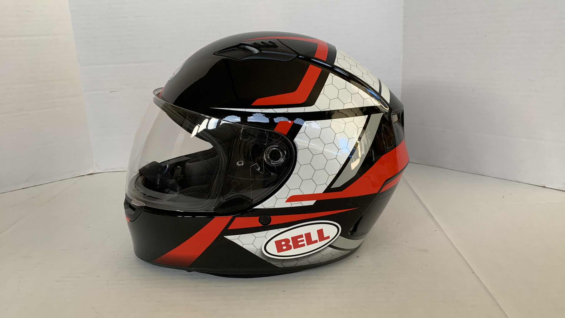Photo 1 of BELL QUALIFIER DOT STREET BIKE/MOTORCYCLE HELMET SIZE M. ECE 2205 RED AND BLACK