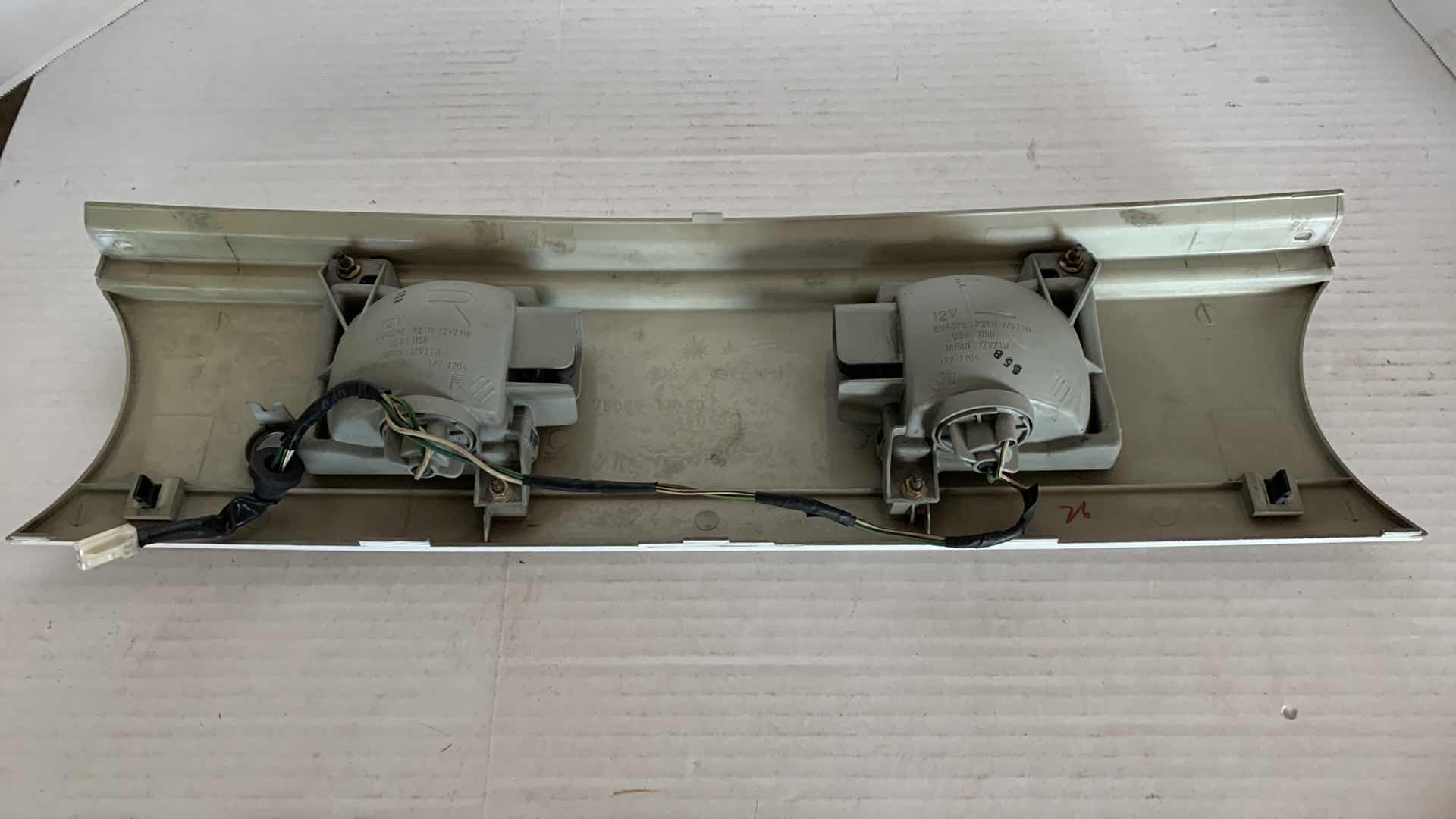 Photo 1 of AUTO PARTS-1994-1995 MR2 CENTER TAILLIGHT ASSEMBLY