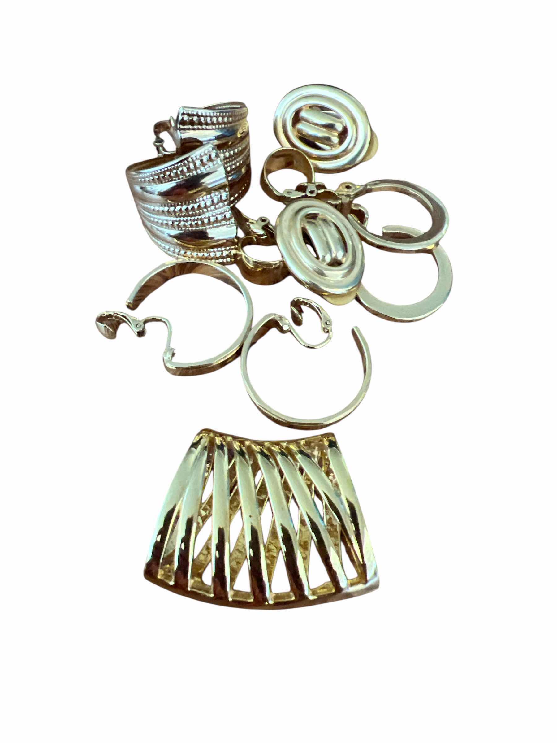 Photo 1 of 5 - PAIRS OF VINTAGE CLIP-ON EARRINGS AND SCARF PENDANT