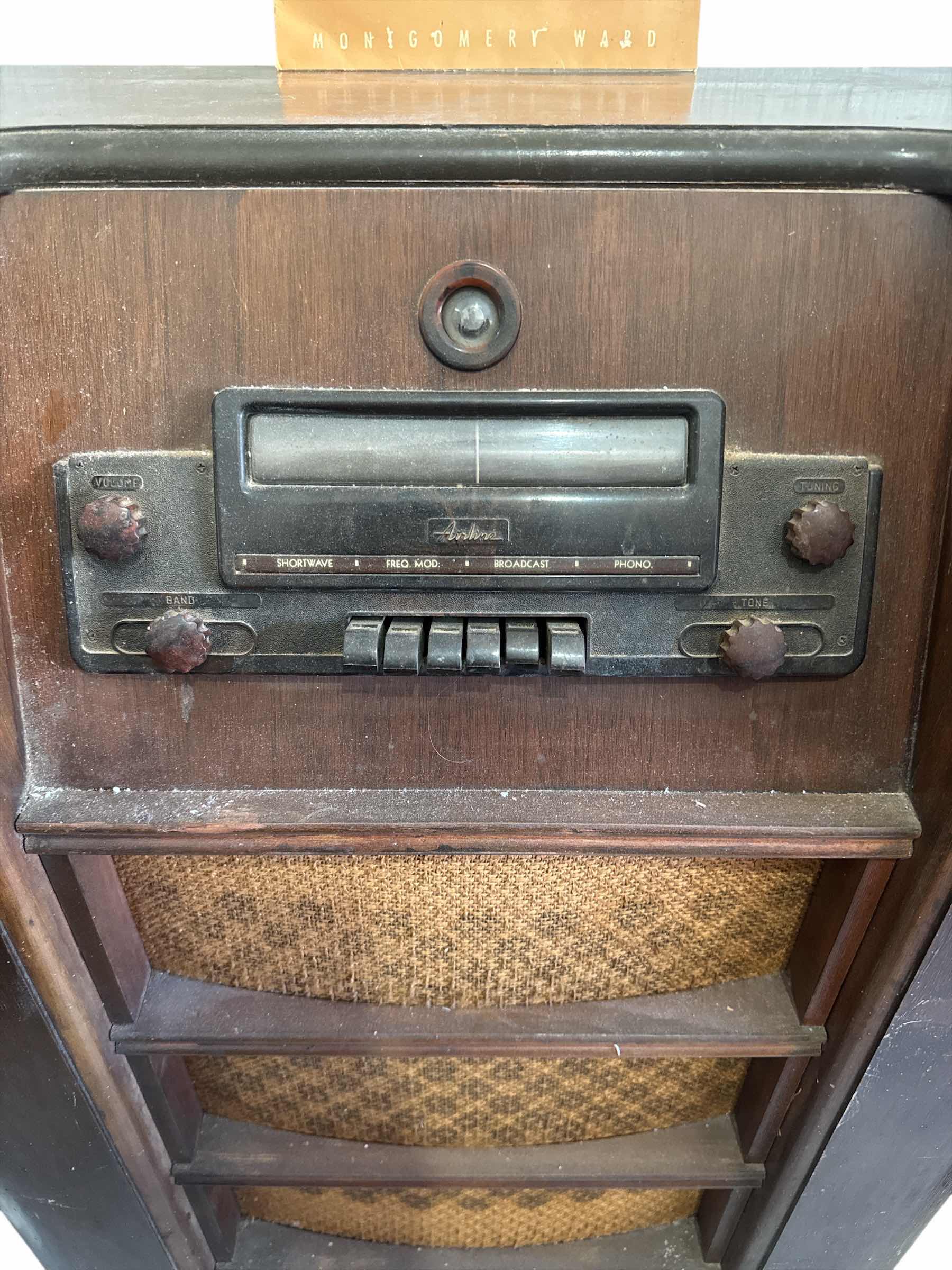Photo 1 of 75 AIRLINE RADIO WITH OWNERS GUIDE(UNKNOWN IF OPERATIONAL)
