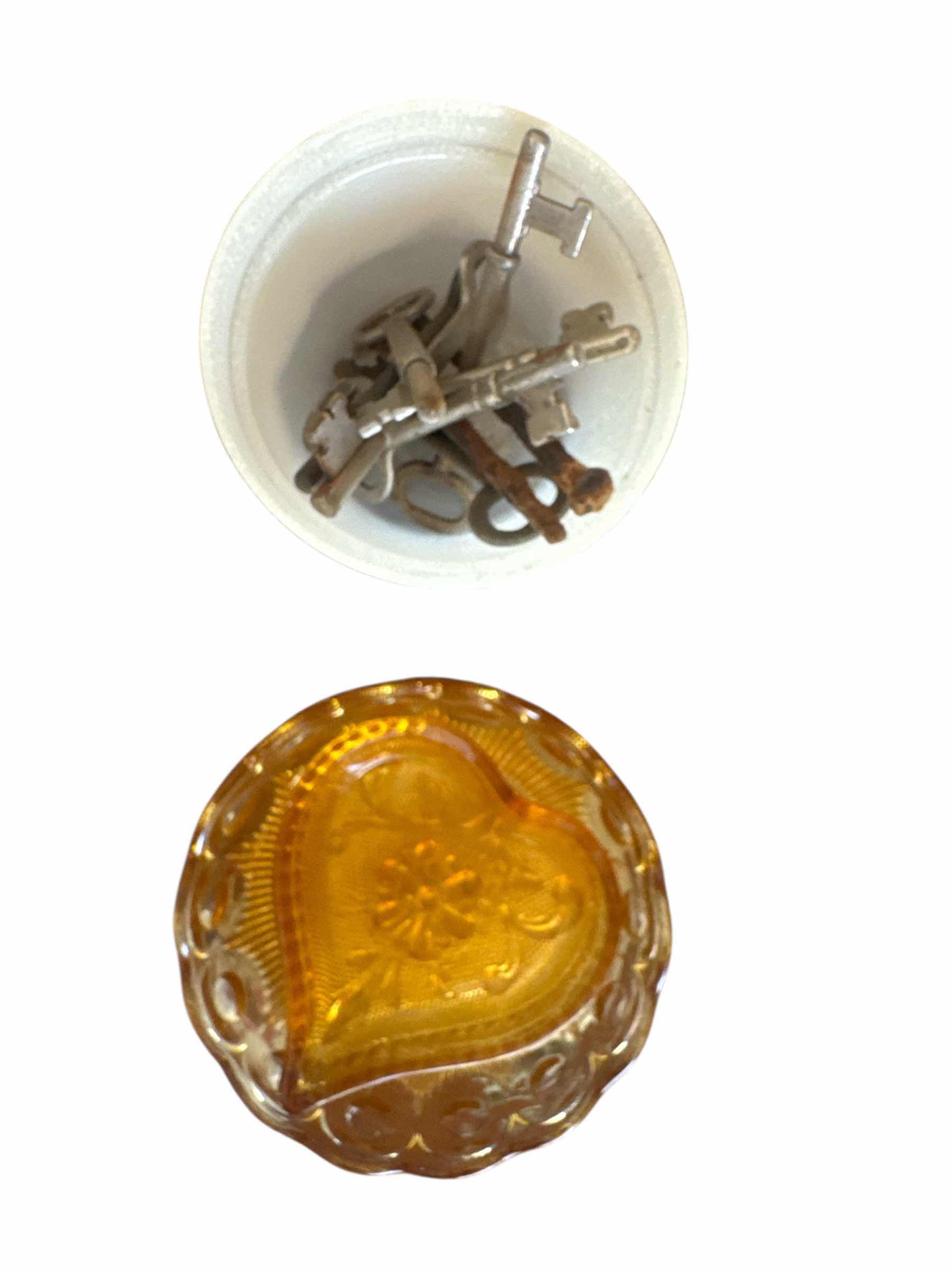 Photo 1 of 10 VINTAGE ITEMS: GLASSWARE AND KEYS